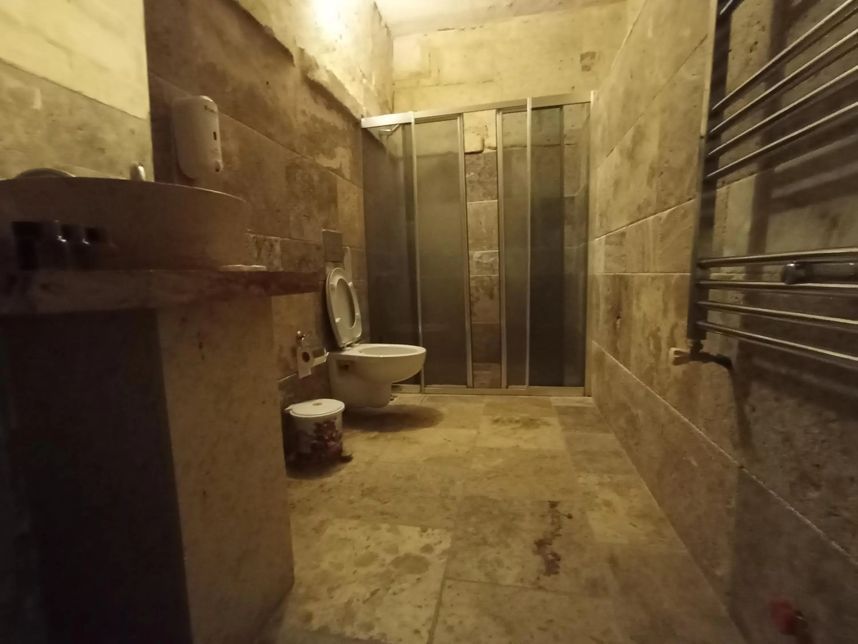 Bathroom in Sandık cave house
