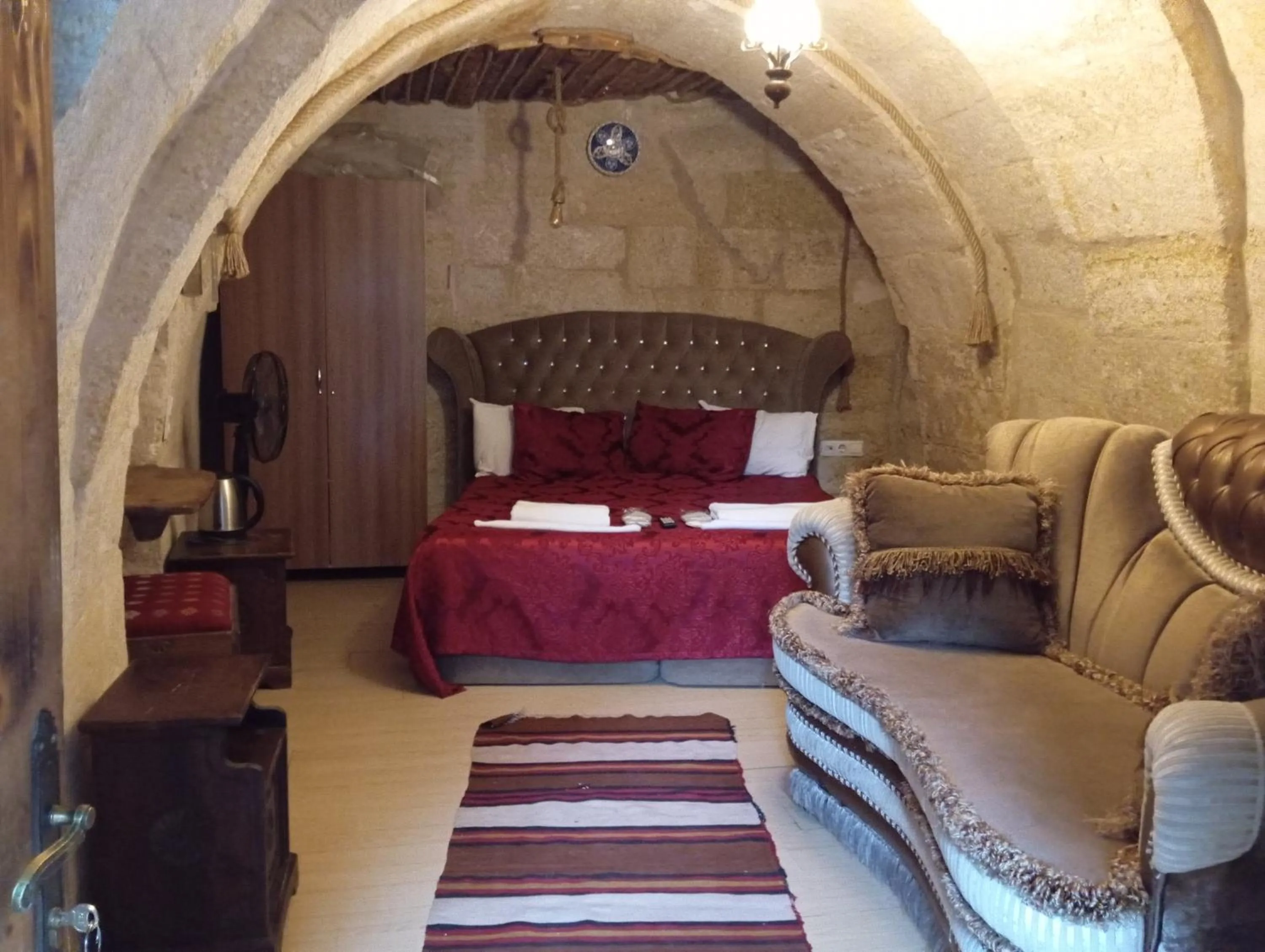 Photo of the whole room, Bed in Sandık cave house