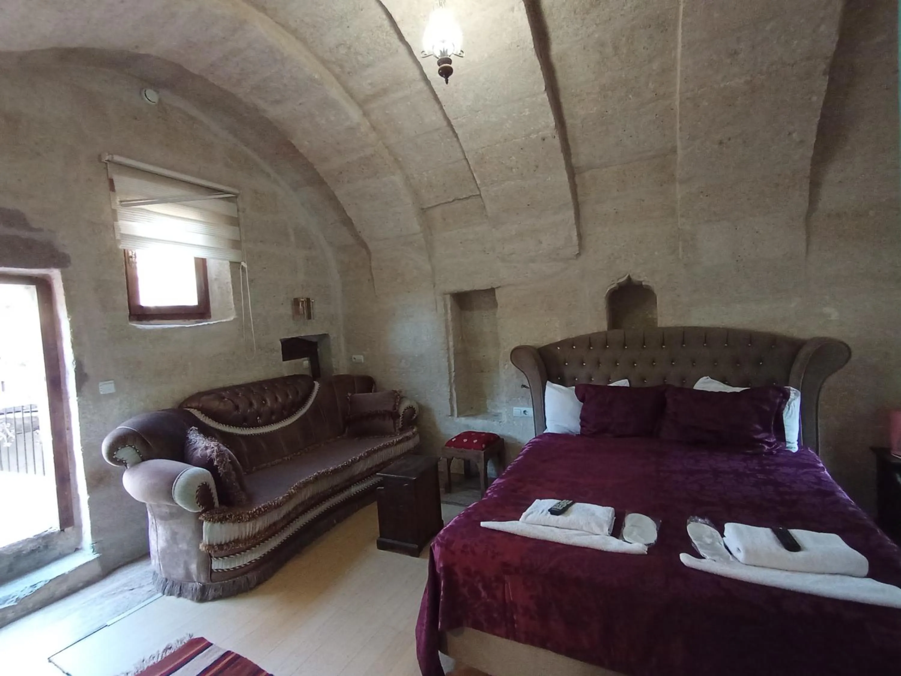 Photo of the whole room, Bed in Sandık cave house