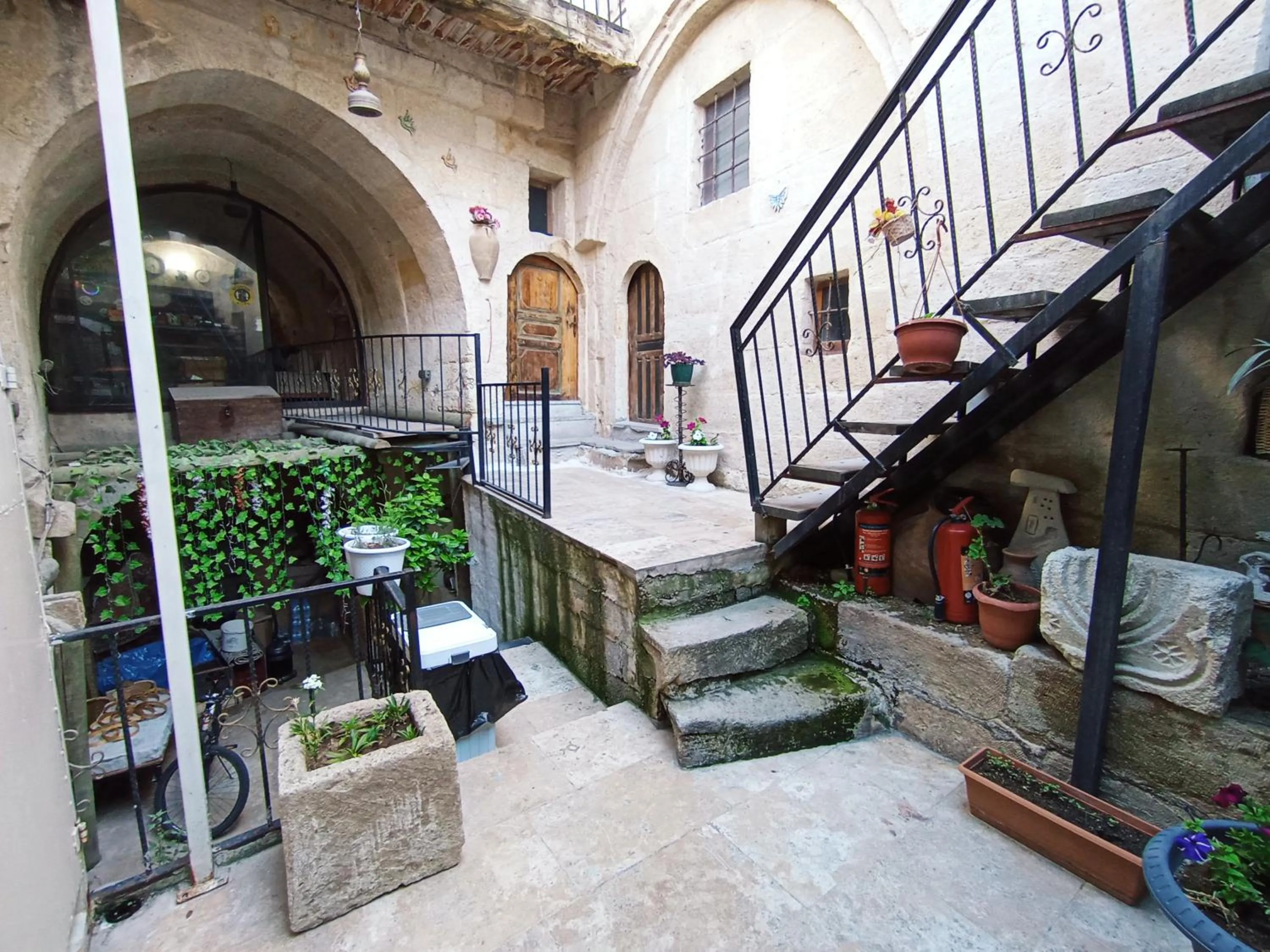 Property building in Sandık cave house