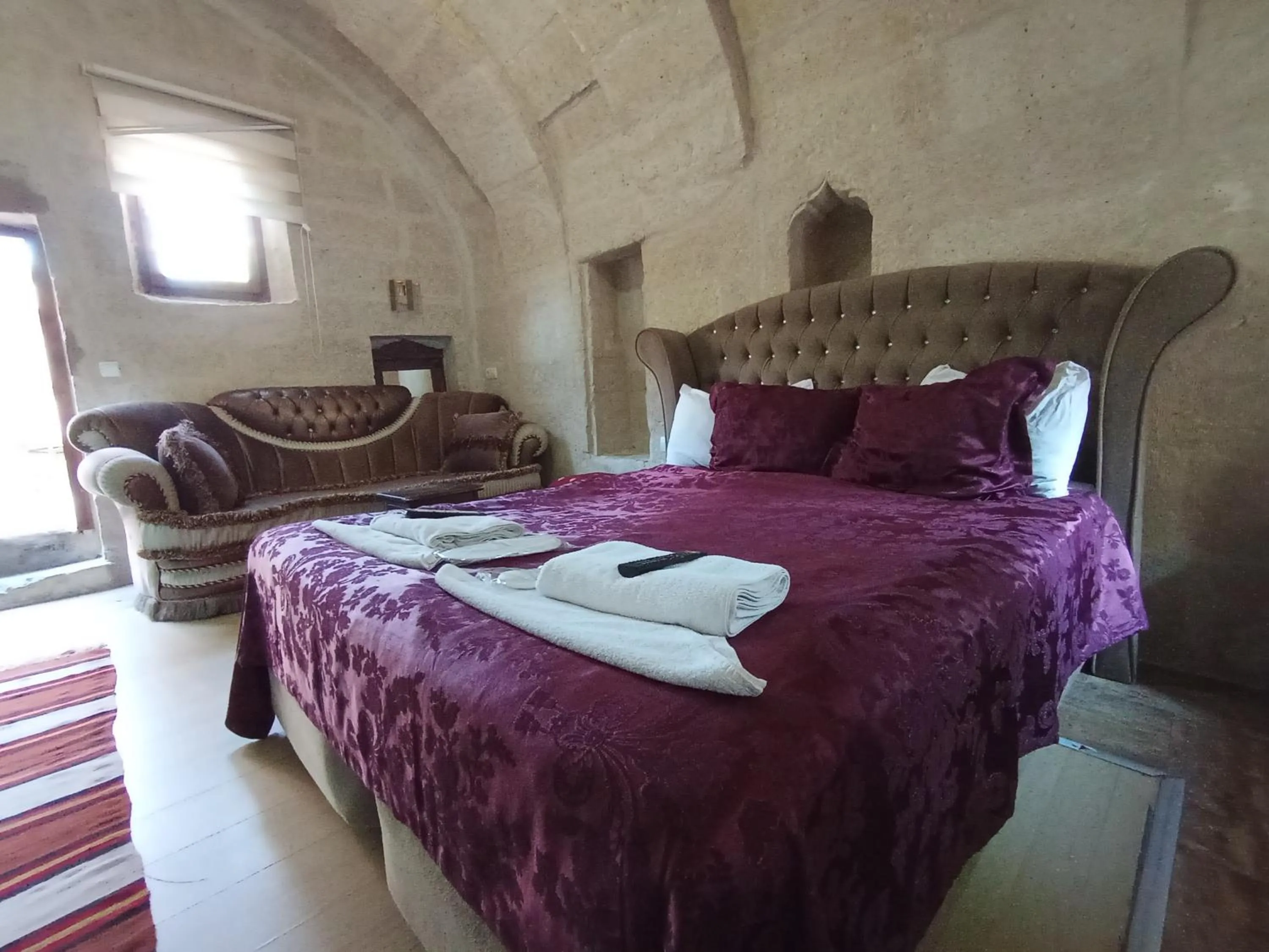 Photo of the whole room, Bed in Sandık cave house
