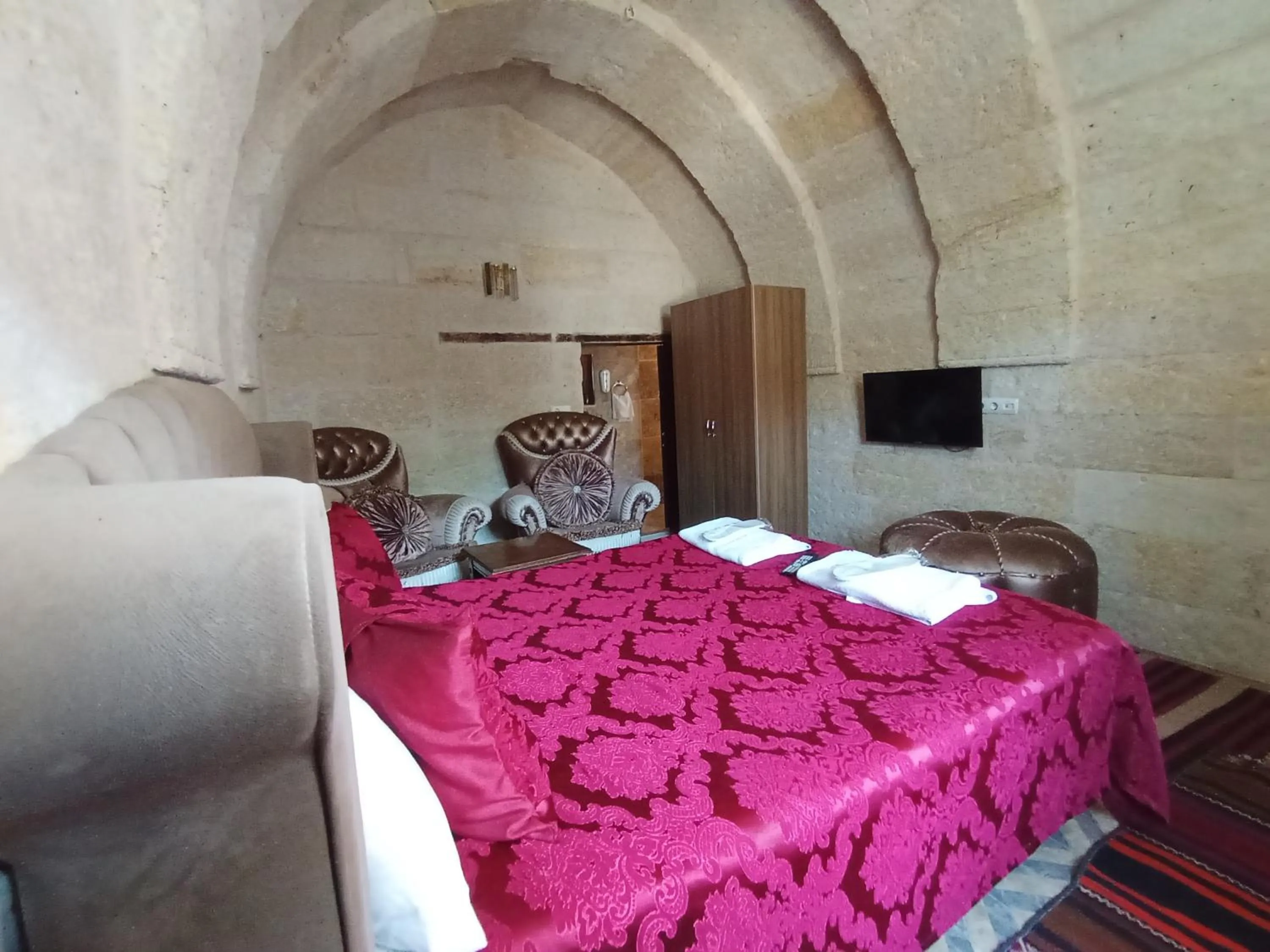 Bathroom, Bed in Sandık cave house