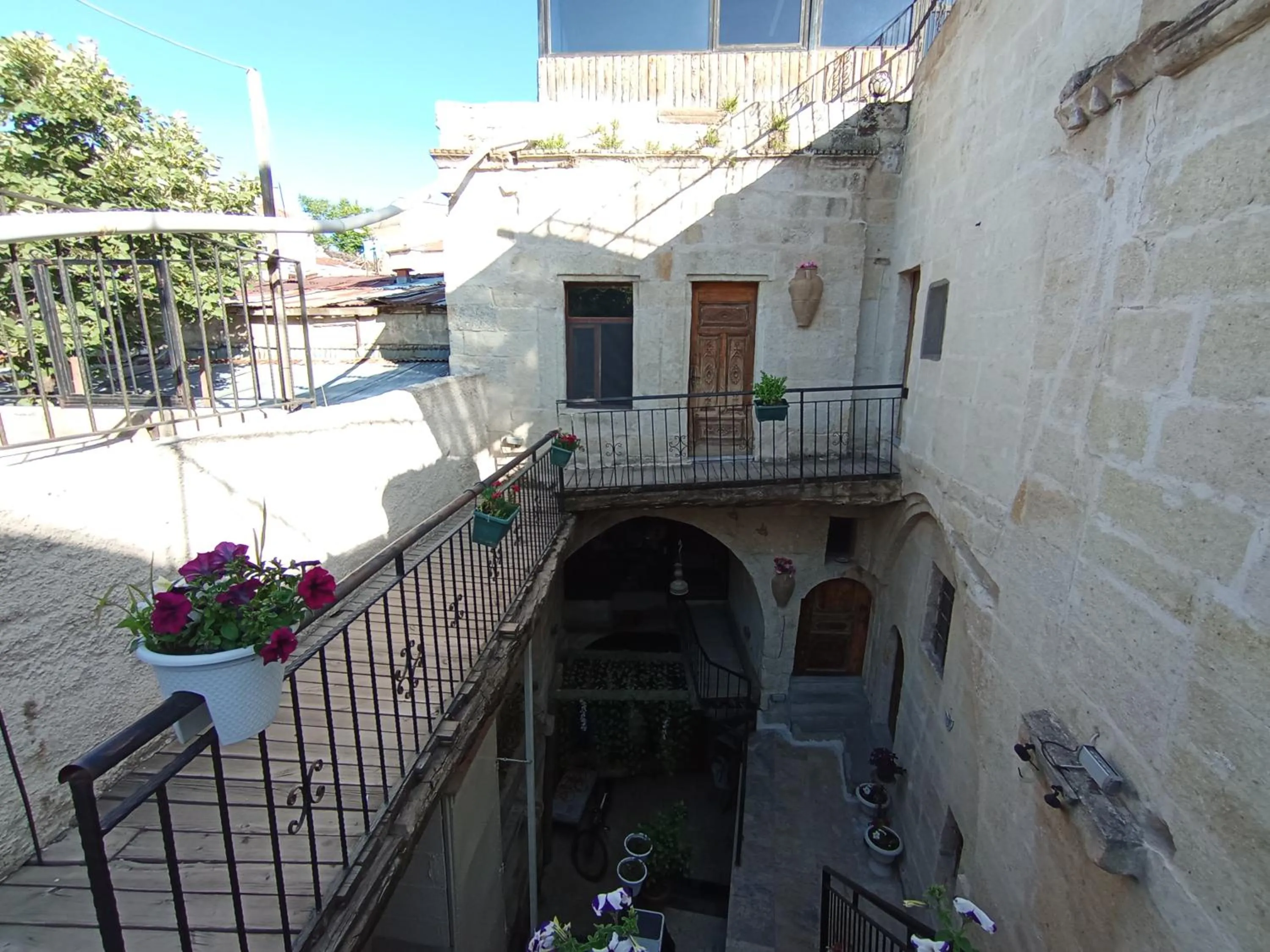 Property building in Sandık cave house