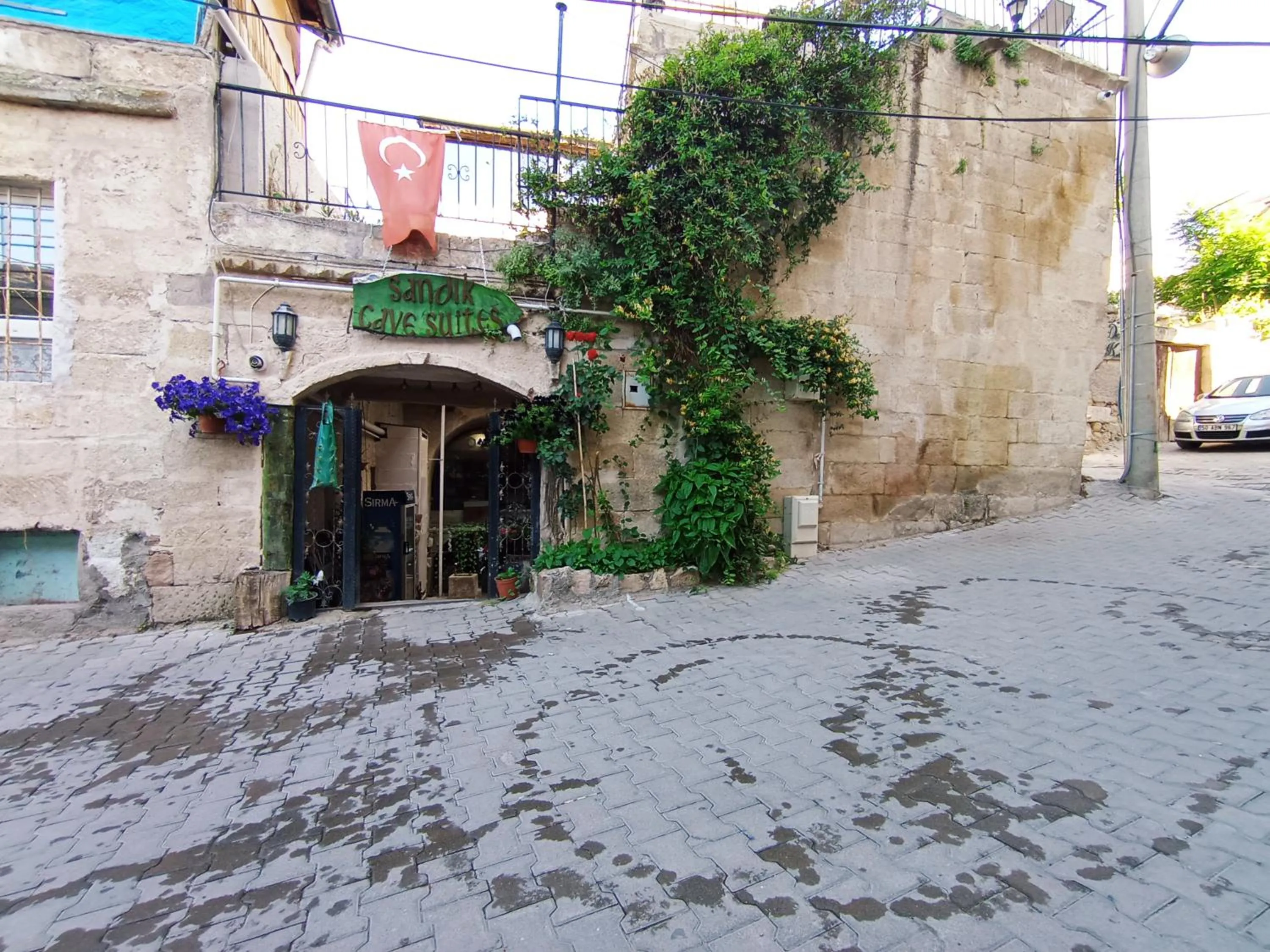 Property building in Sandık cave house