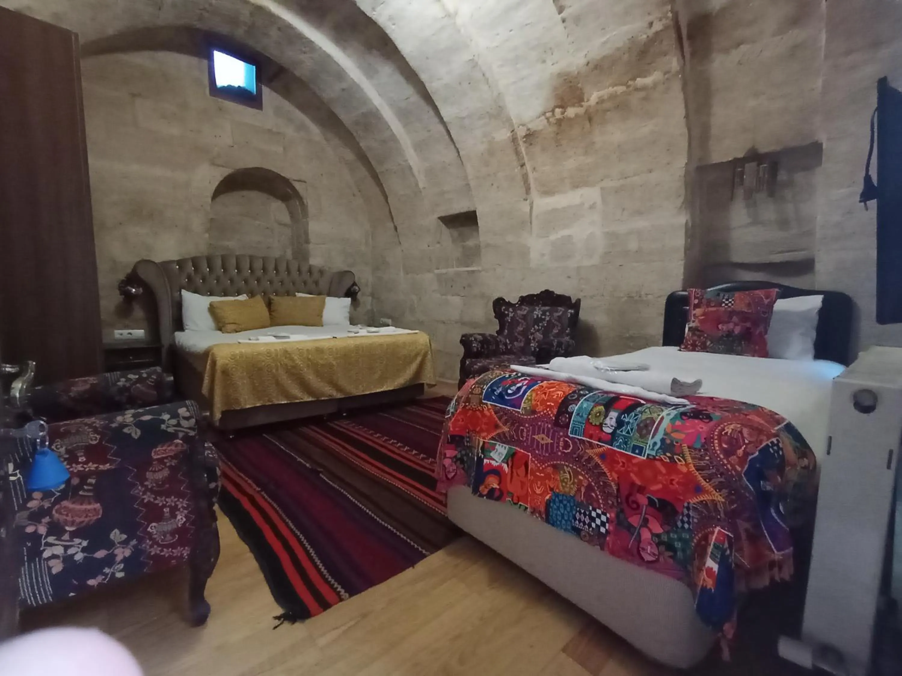 Photo of the whole room, Bed in Sandık cave house