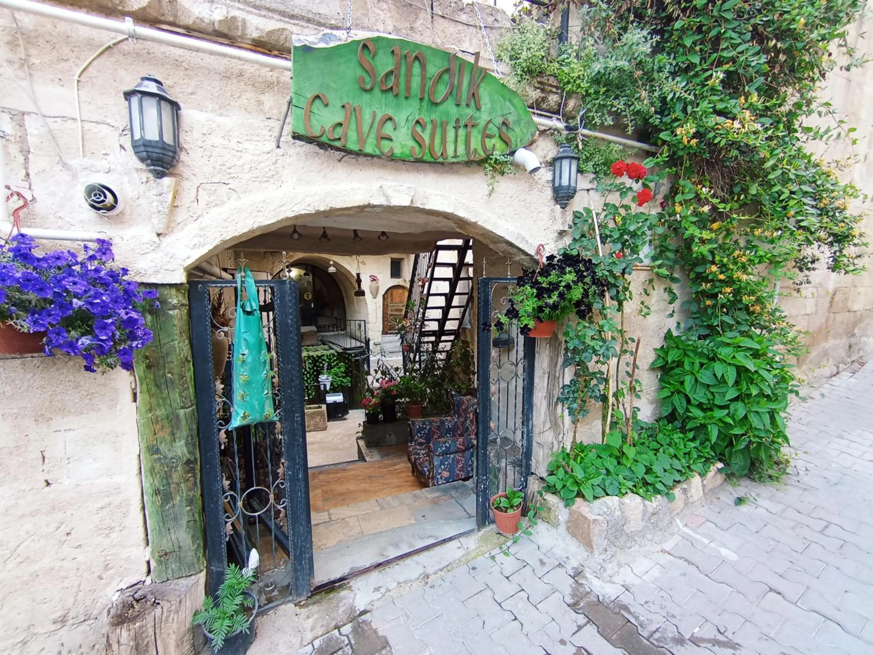 Property building in Sandık cave house