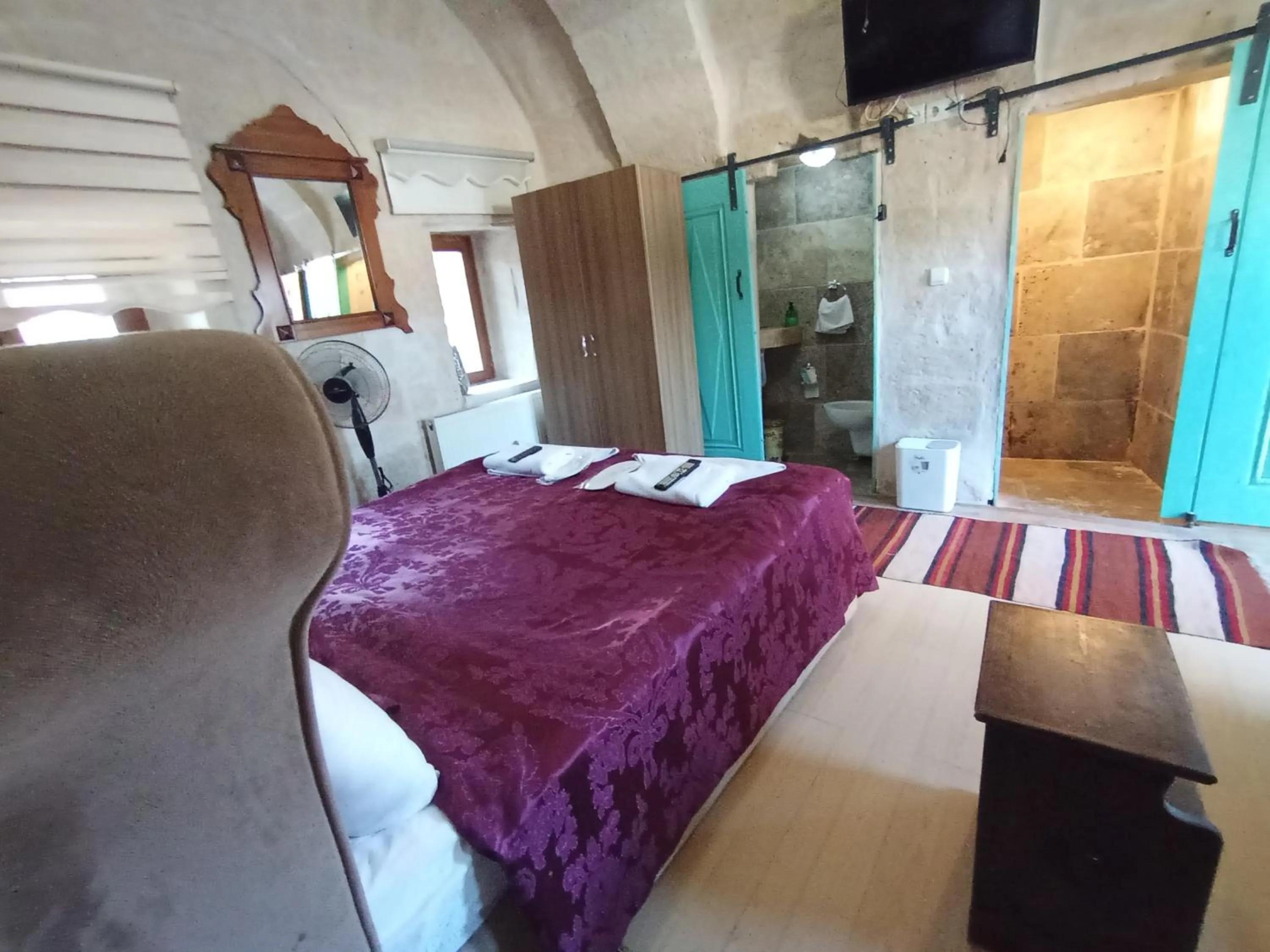 Bathroom, Bed in Sandık cave house