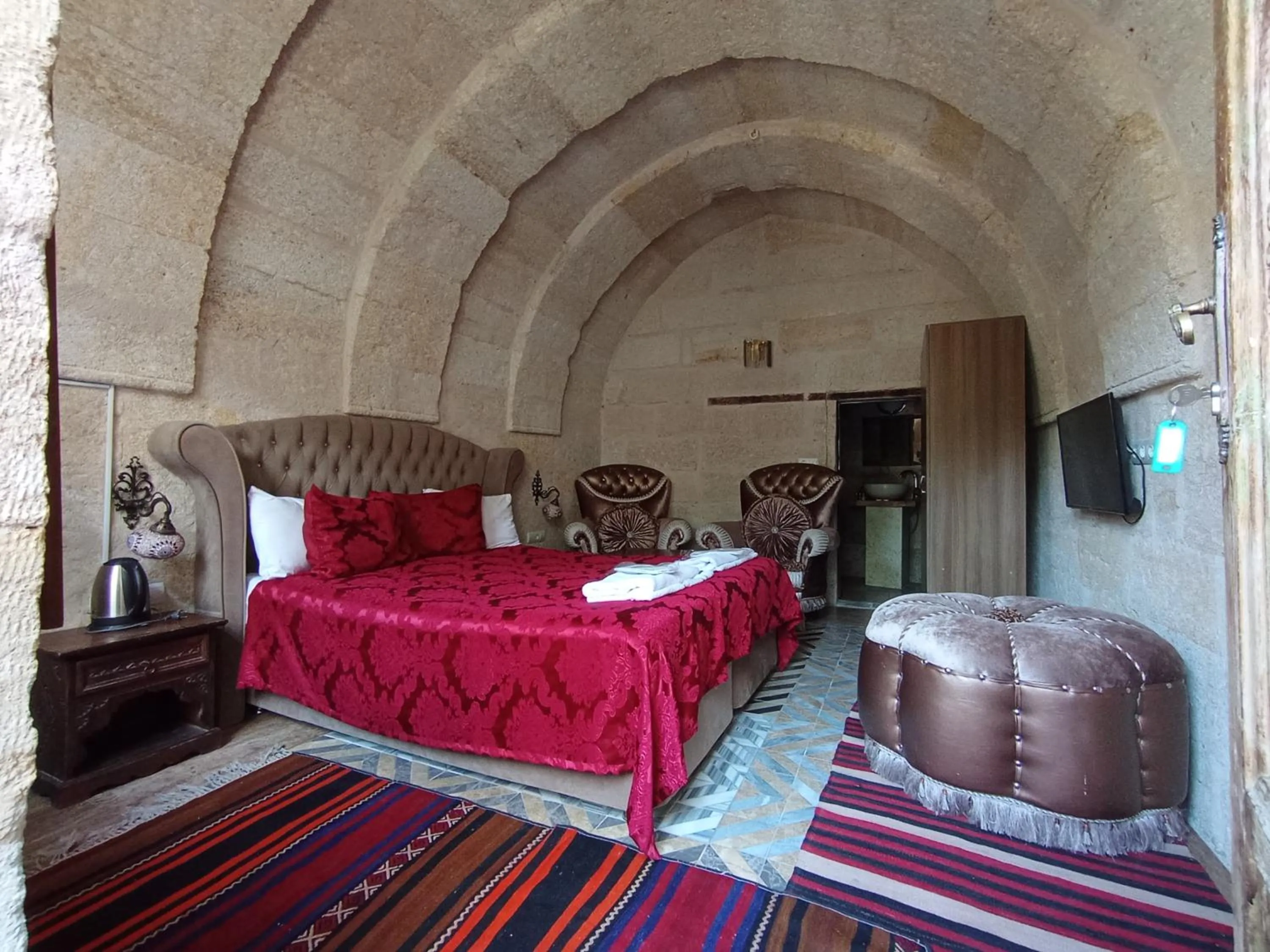 Bathroom, Bed in Sandık cave house