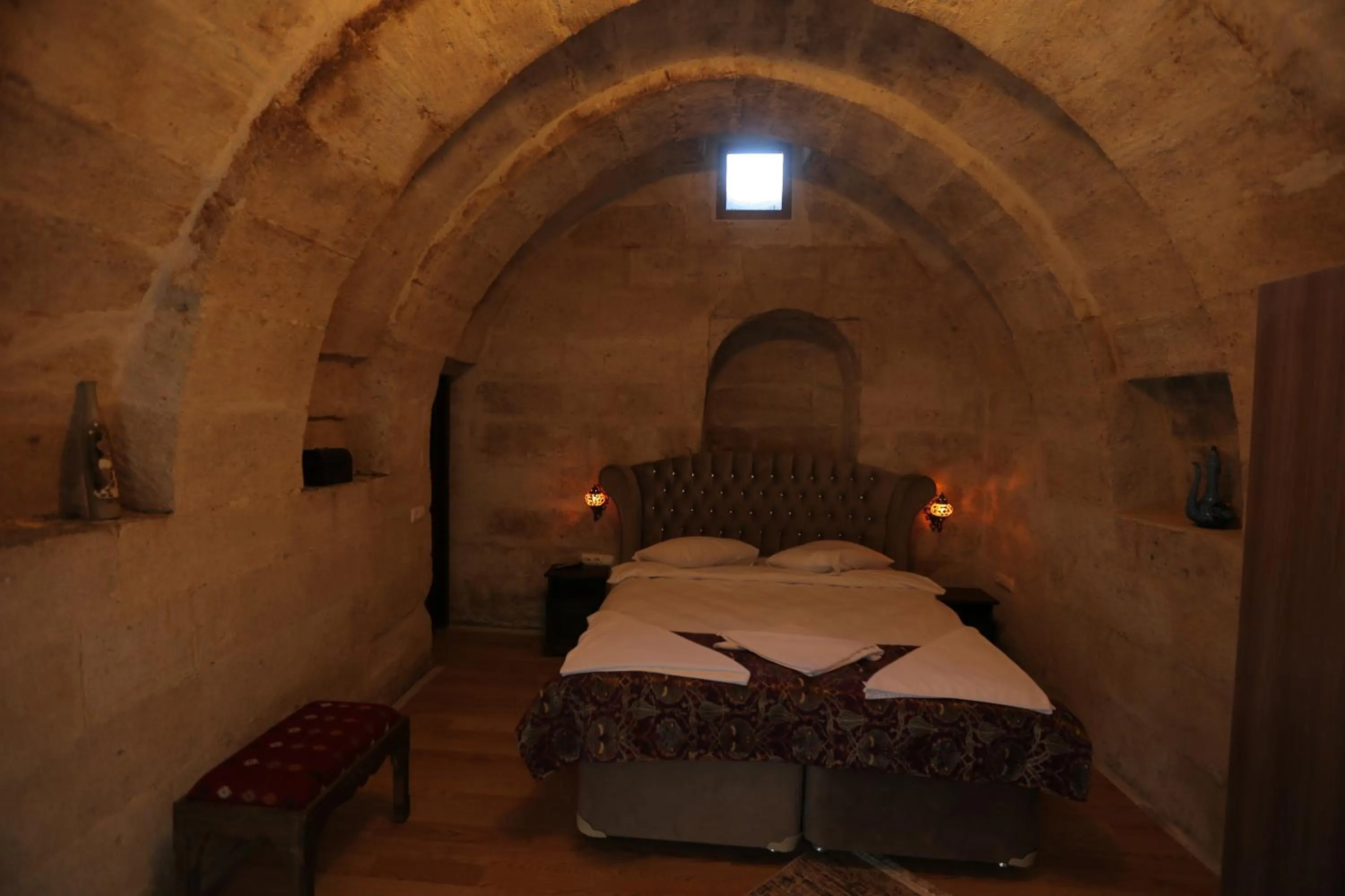 Bed in Sandık cave house