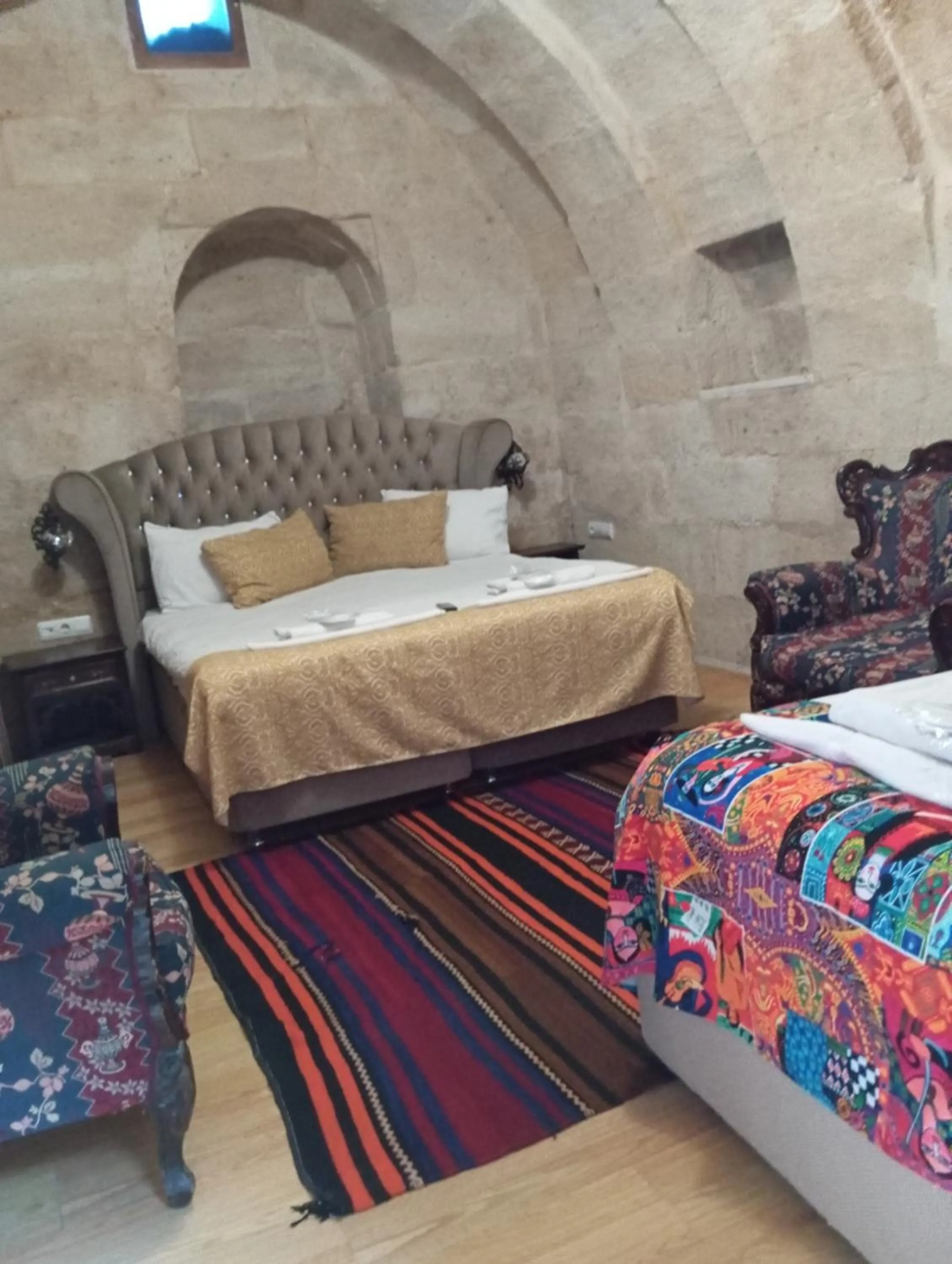 Photo of the whole room, Bed in Sandık cave house