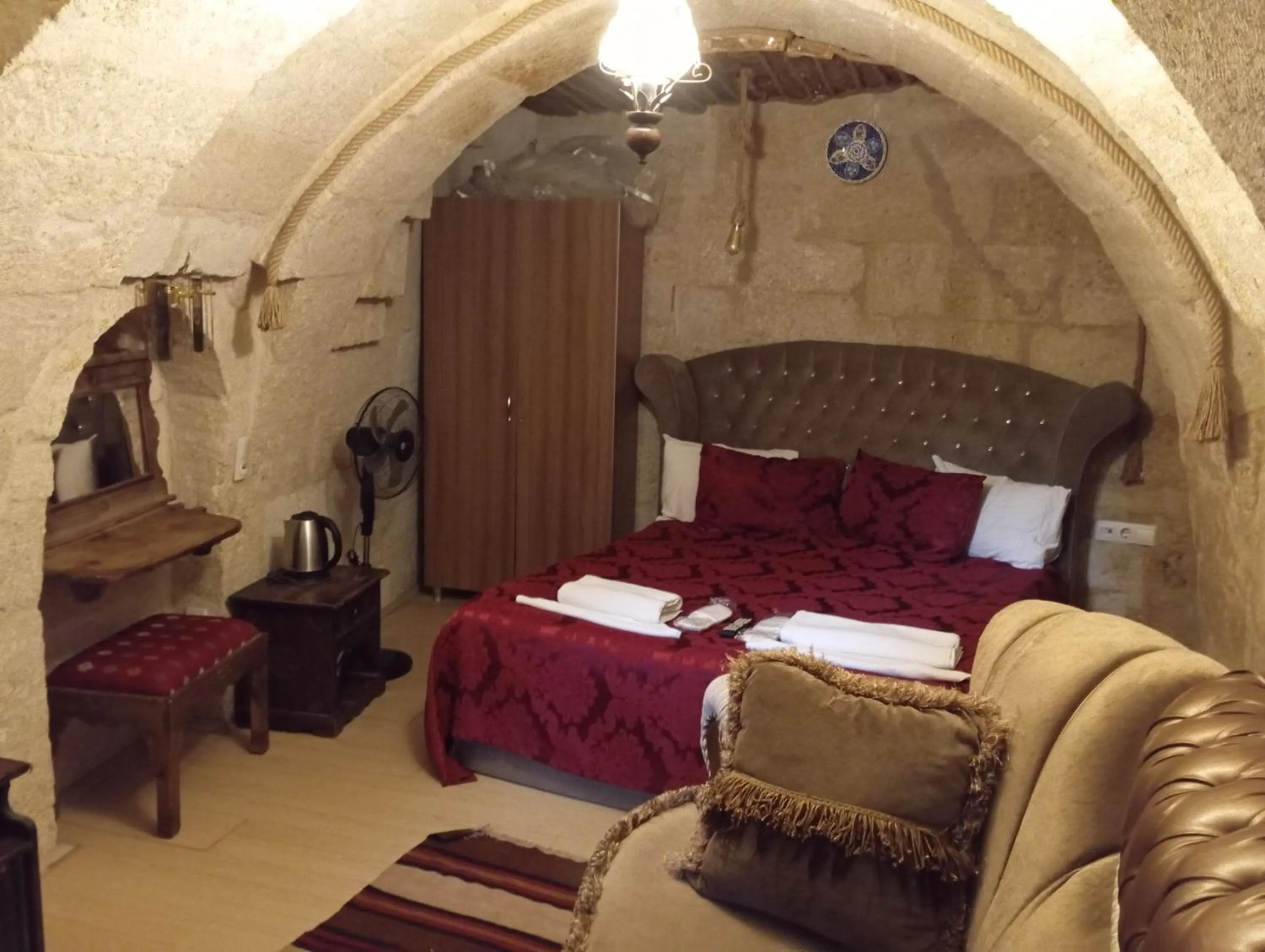 Photo of the whole room, Bed in Sandık cave house