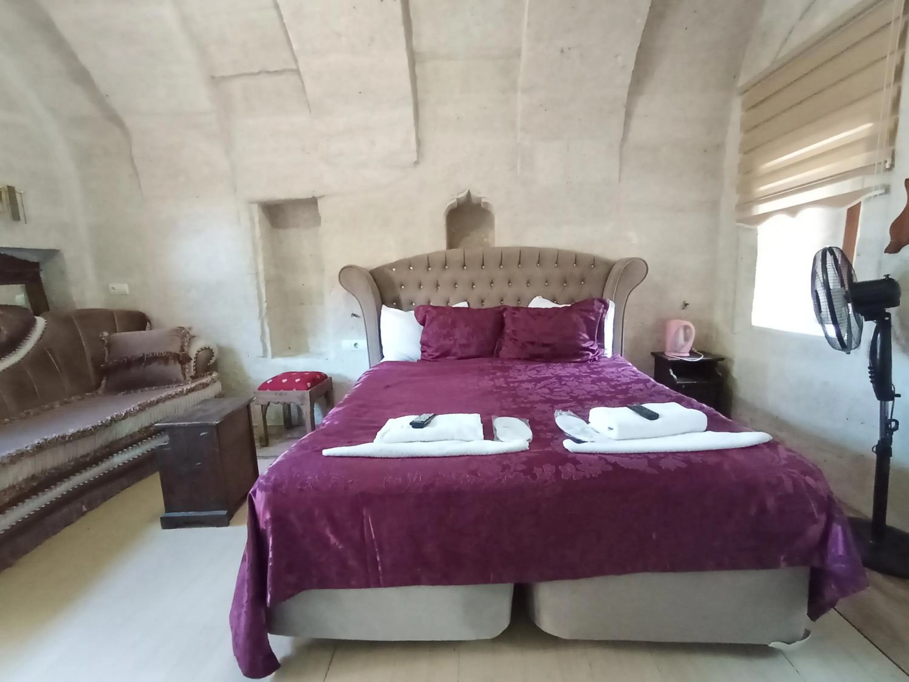 Photo of the whole room, Bed in Sandık cave house