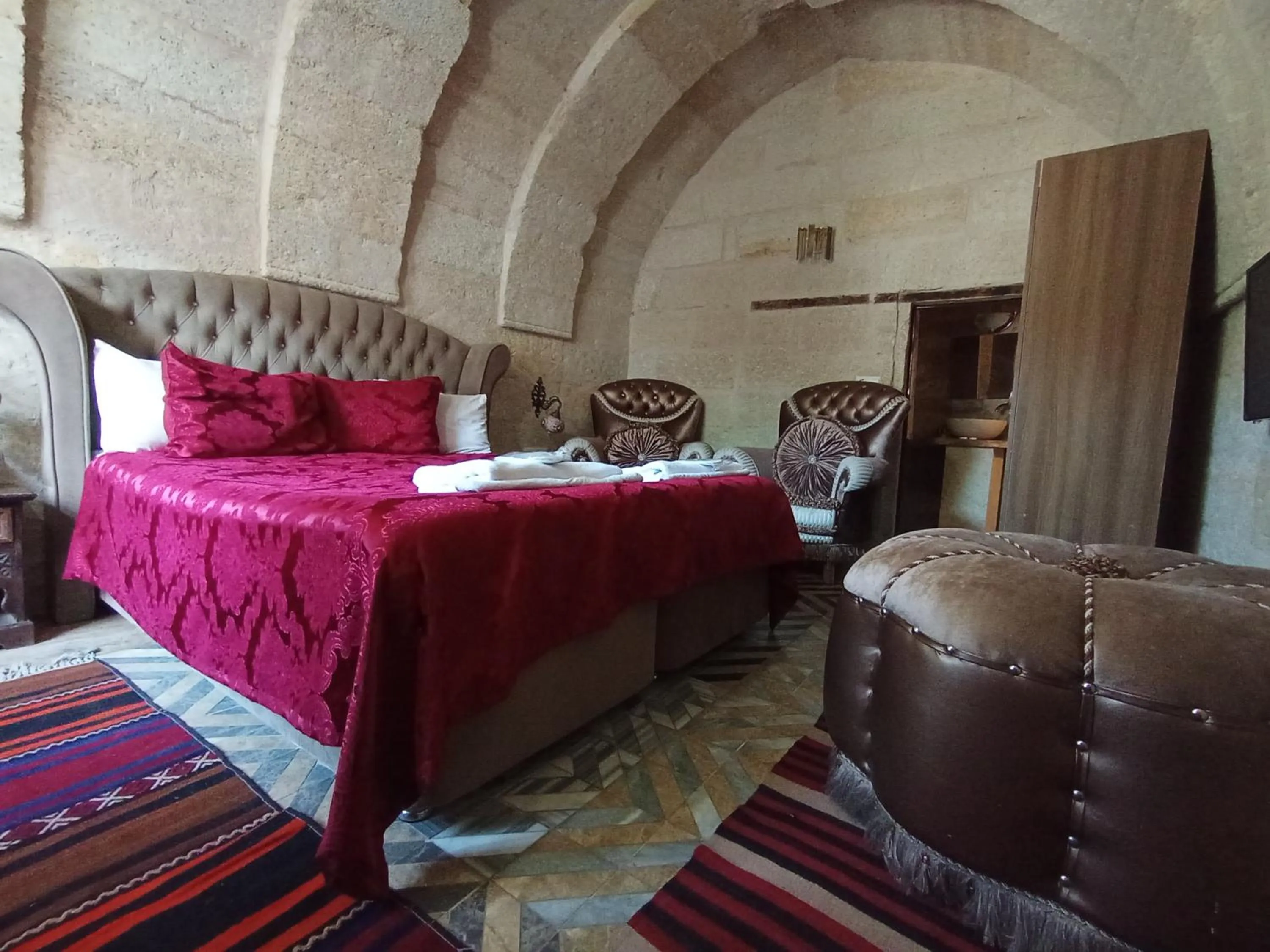 Photo of the whole room, Bed in Sandık cave house