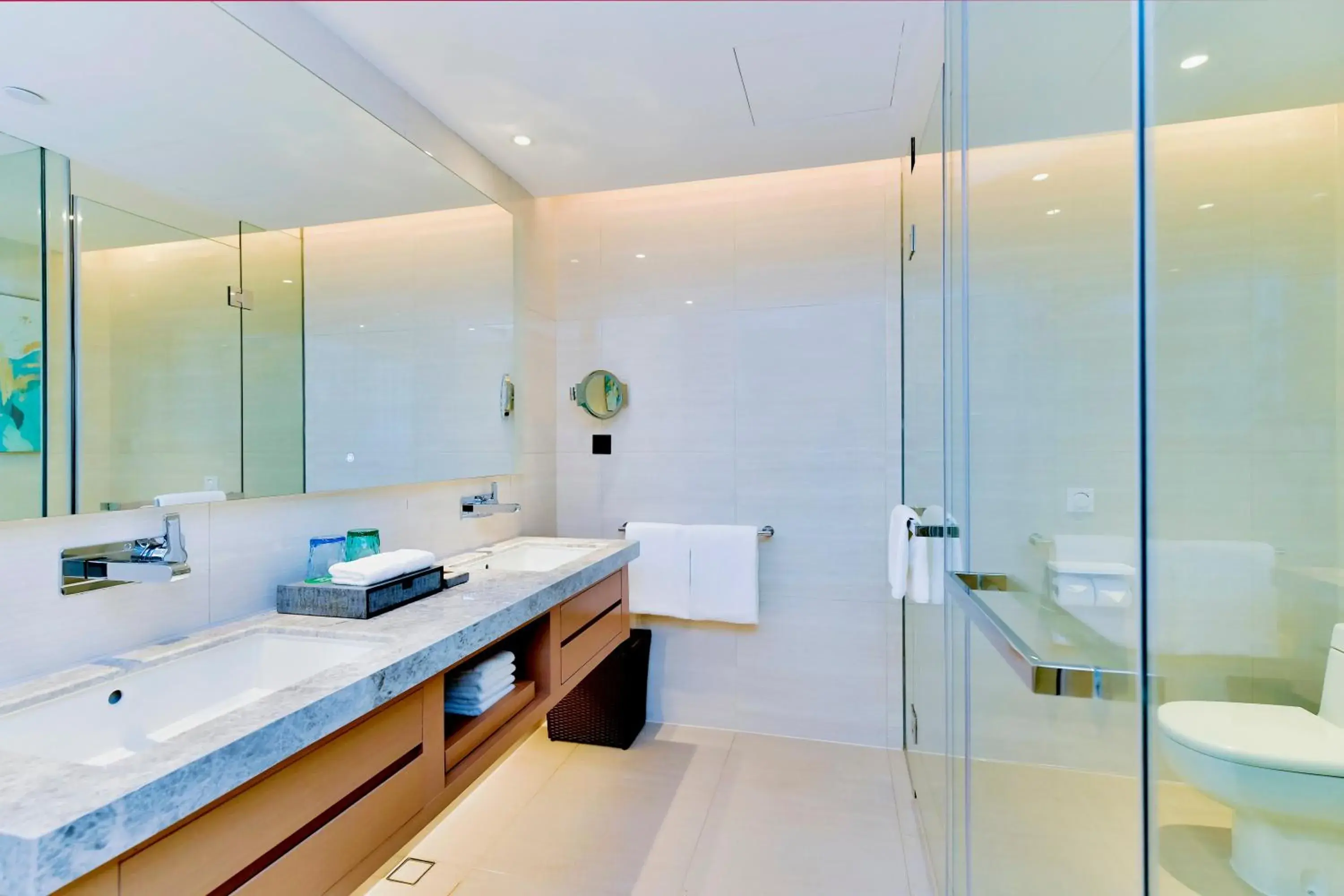 King Suite with Double Bed and Lake View in Holiday Inn Changsha Dawangshan by IHG King Suite with Double Bed and Lake View in Holiday Inn Changsha Dawangshan by IHG