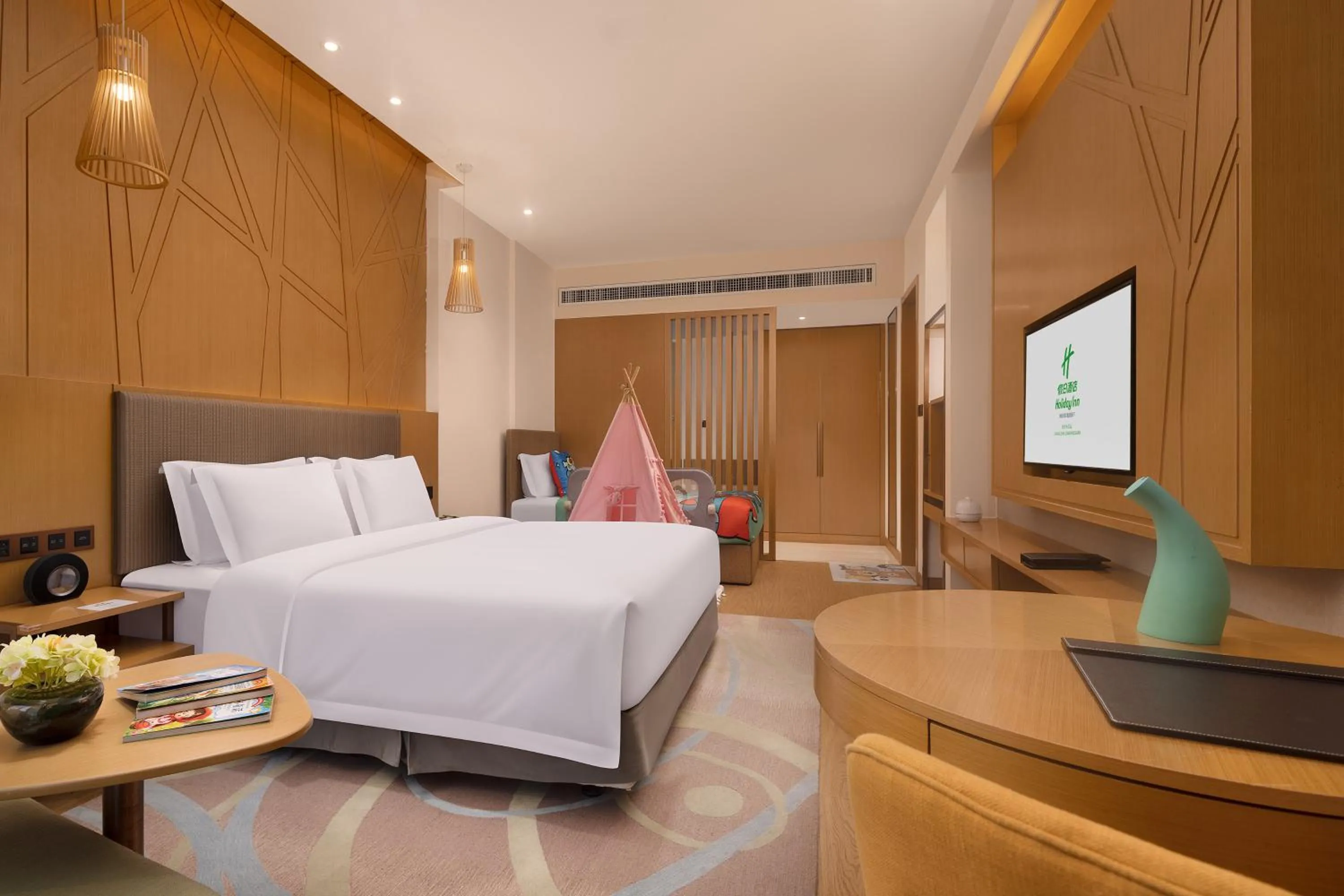 Photo of the whole room, Bed in Holiday Inn Changsha Dawangshan by IHG