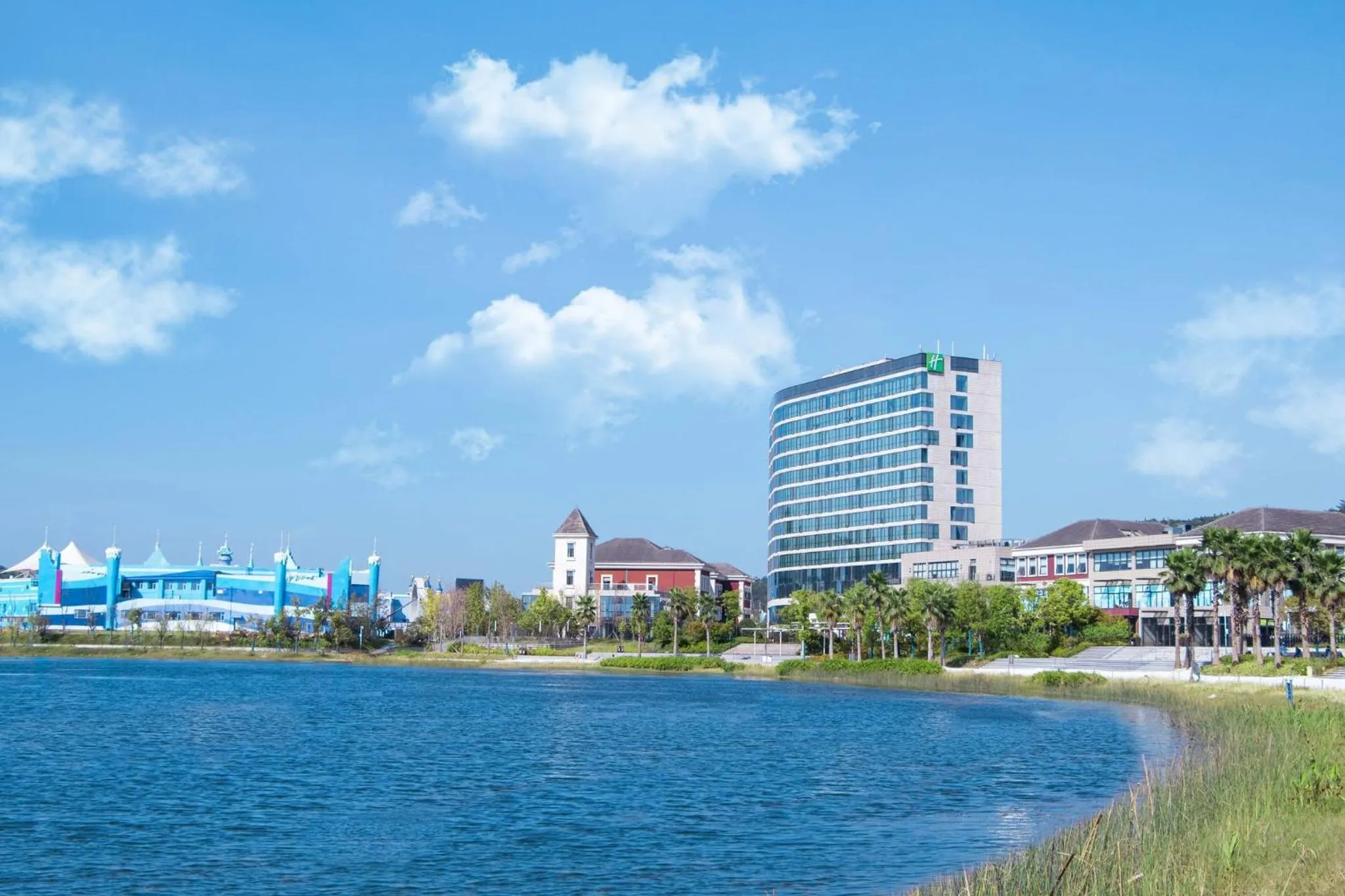 Property building in Holiday Inn Changsha Dawangshan by IHG