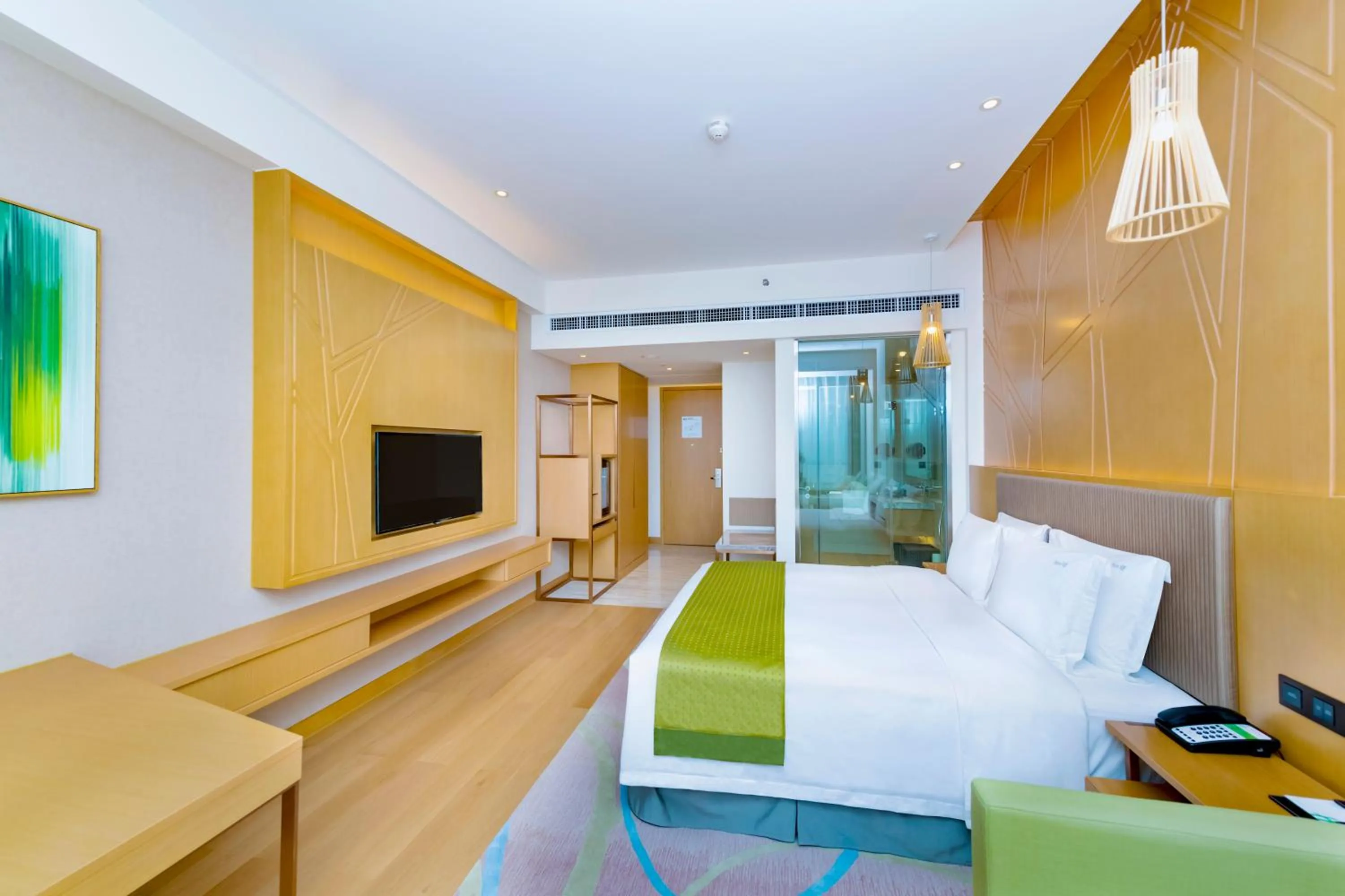 Photo of the whole room, Bed in Holiday Inn Changsha Dawangshan by IHG
