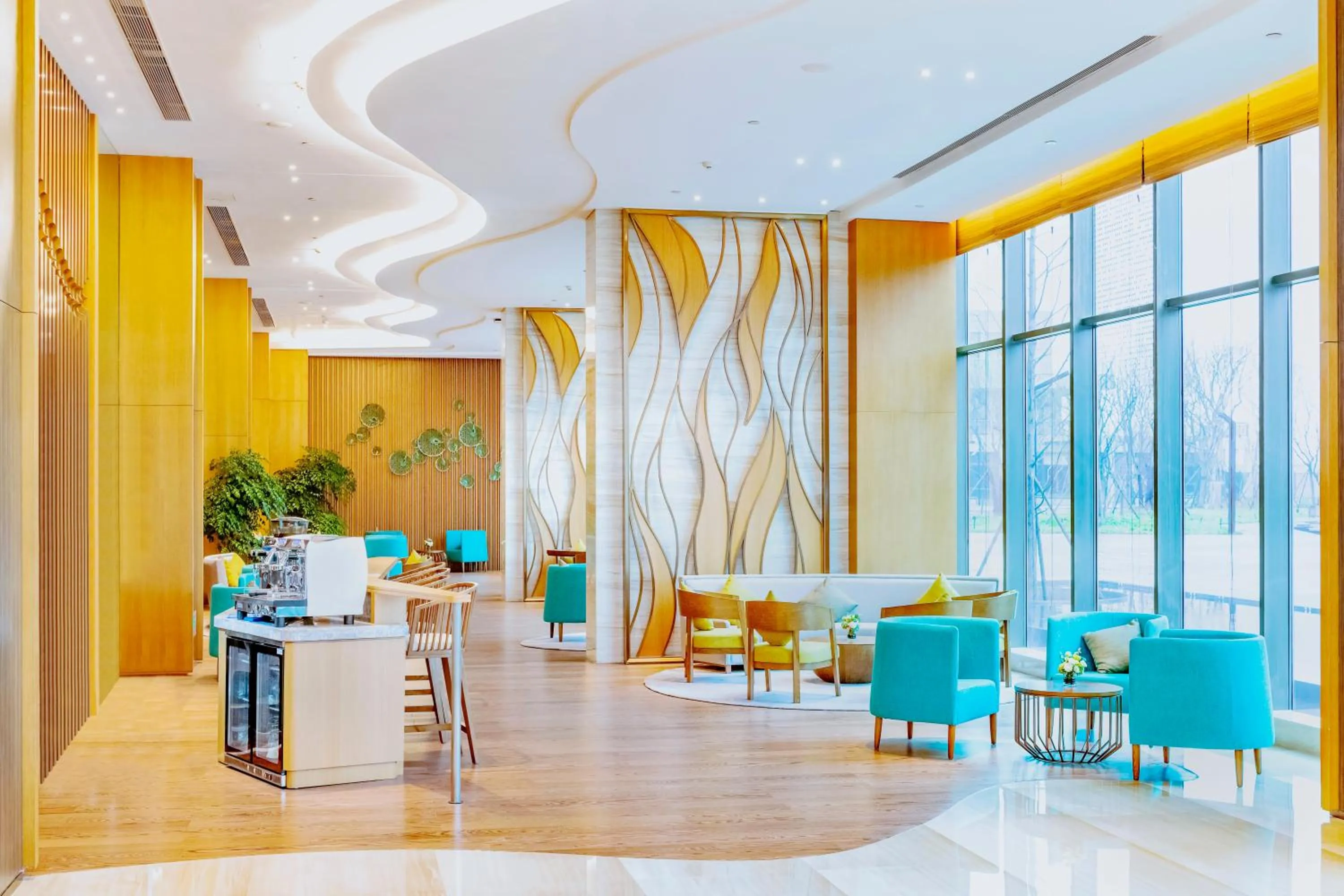 Lounge or bar in Holiday Inn Changsha Dawangshan by IHG