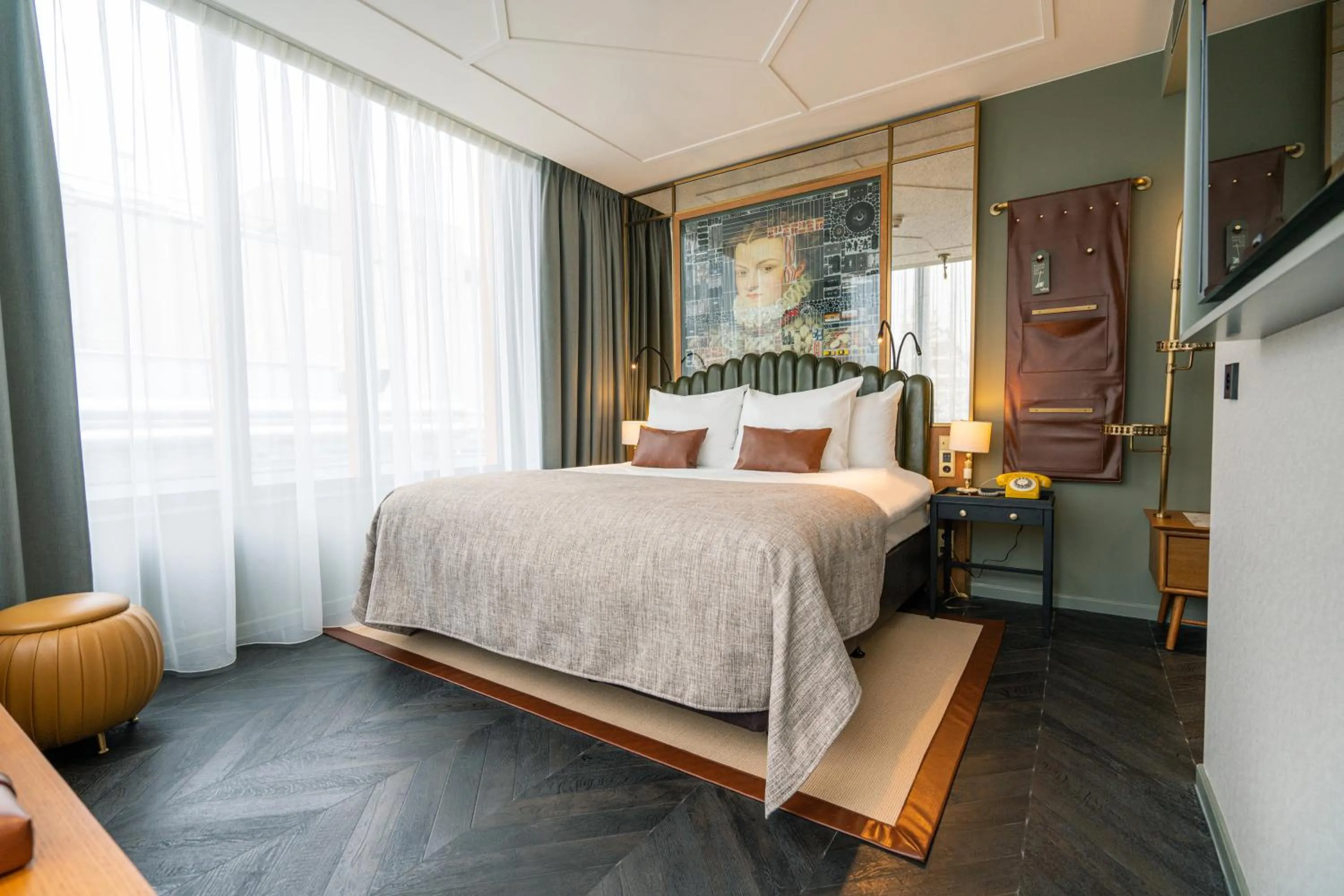 Photo of the whole room, Bed in The Collector