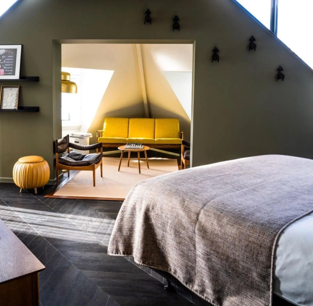 Photo of the whole room, Bed in The Collector