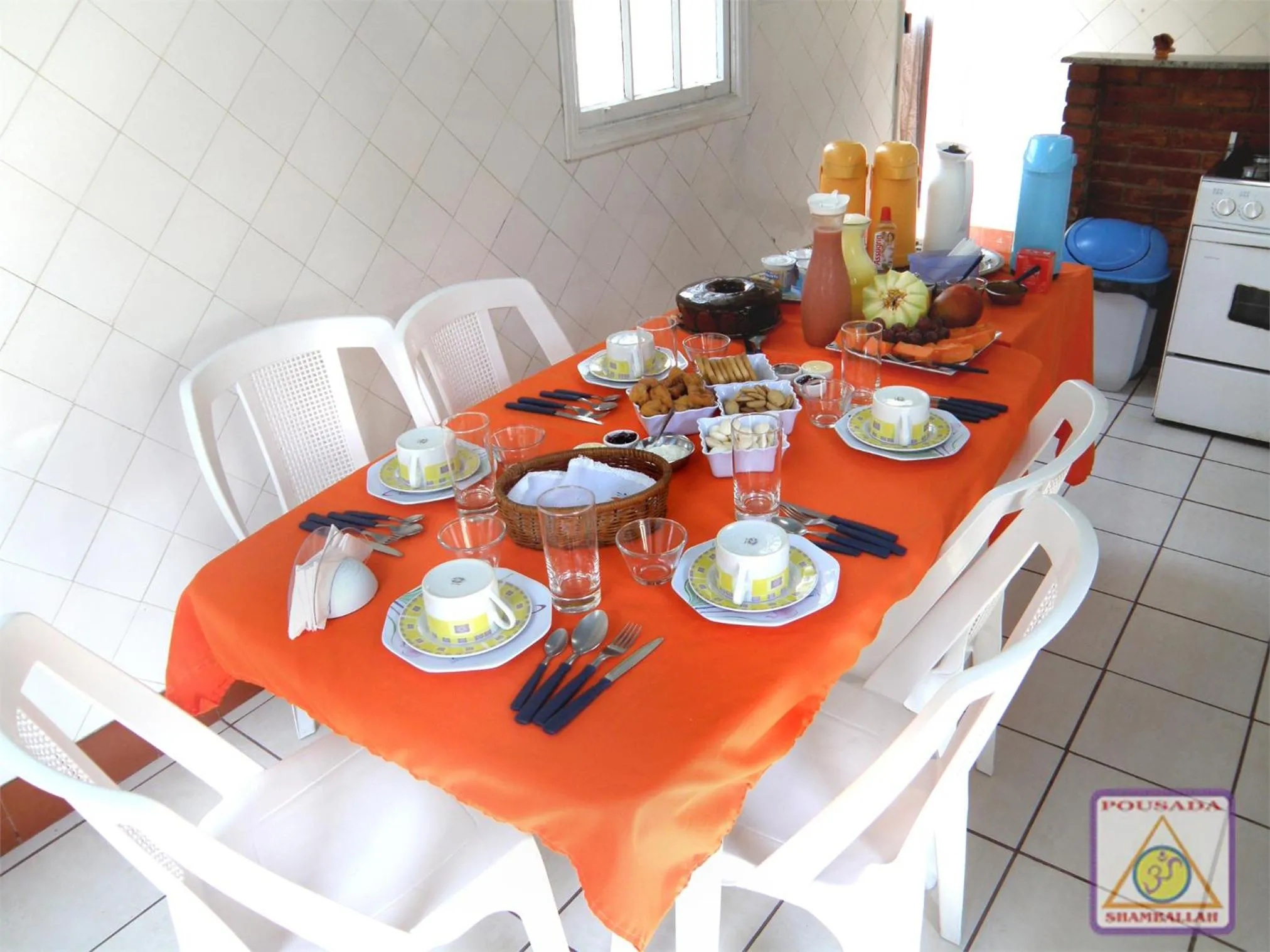 Communal kitchen in Pousada Shamballah Paranapiacaba