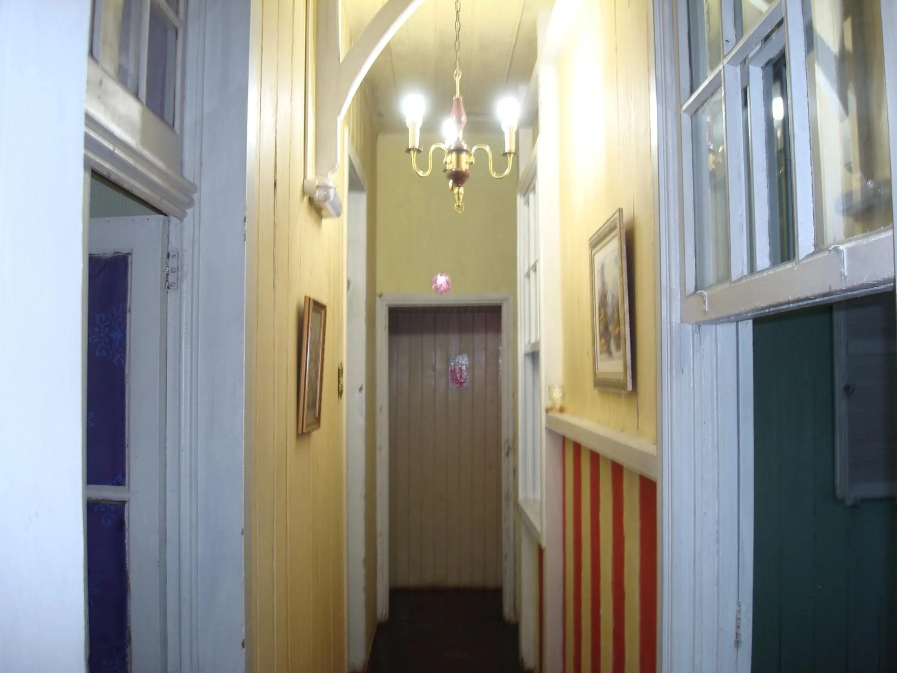 Communal lounge/ TV room in Pousada Shamballah Paranapiacaba