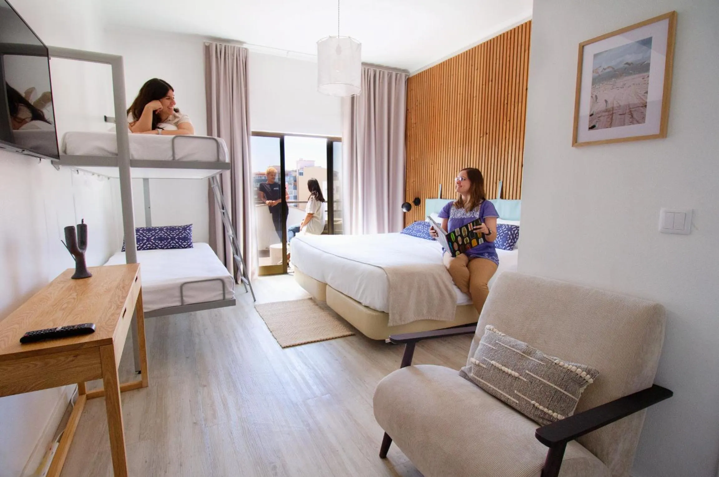 Photo of the whole room, Bed in WOT Costa da Caparica Soul