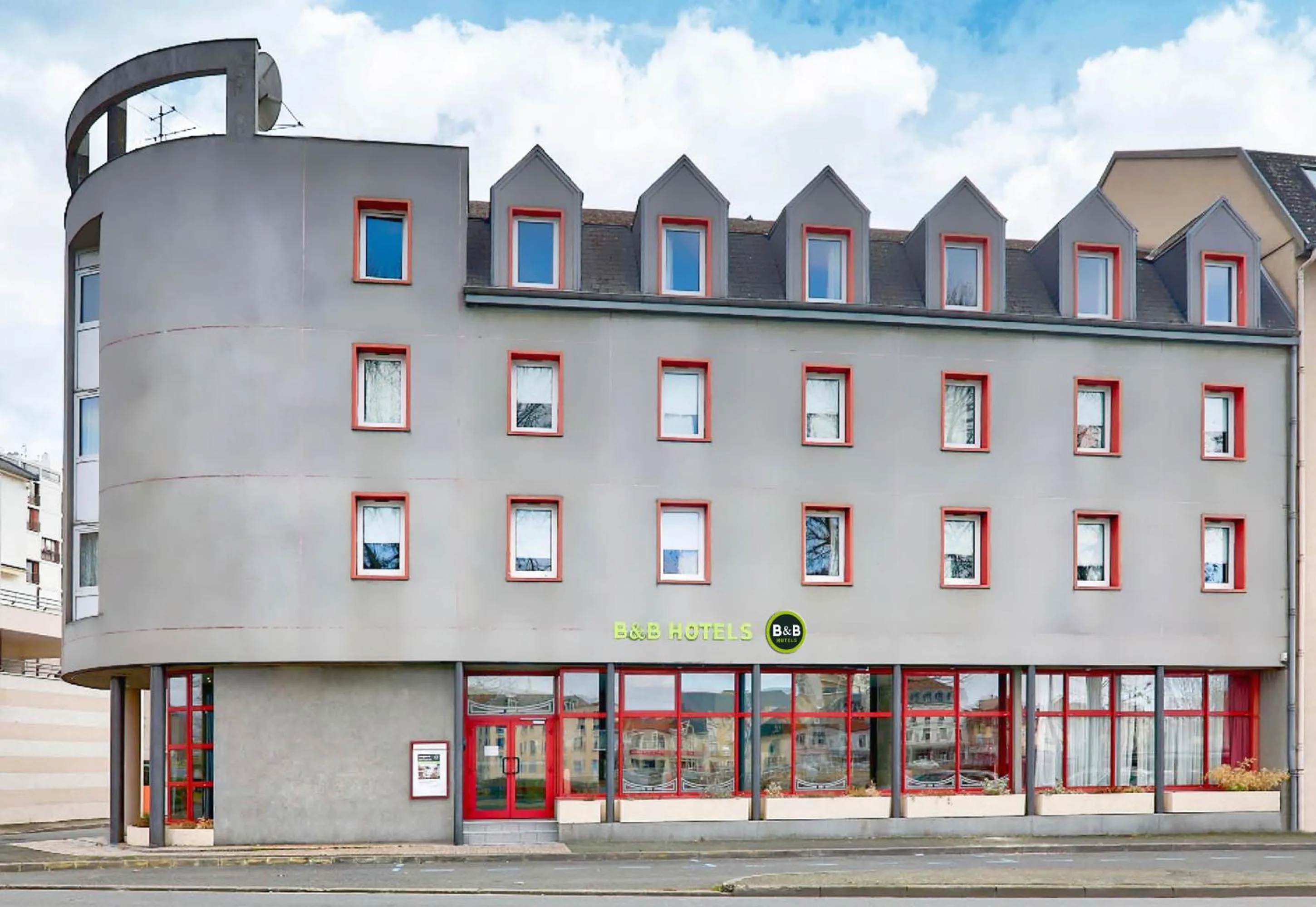 Property building in B&B HOTEL Montluçon Centre