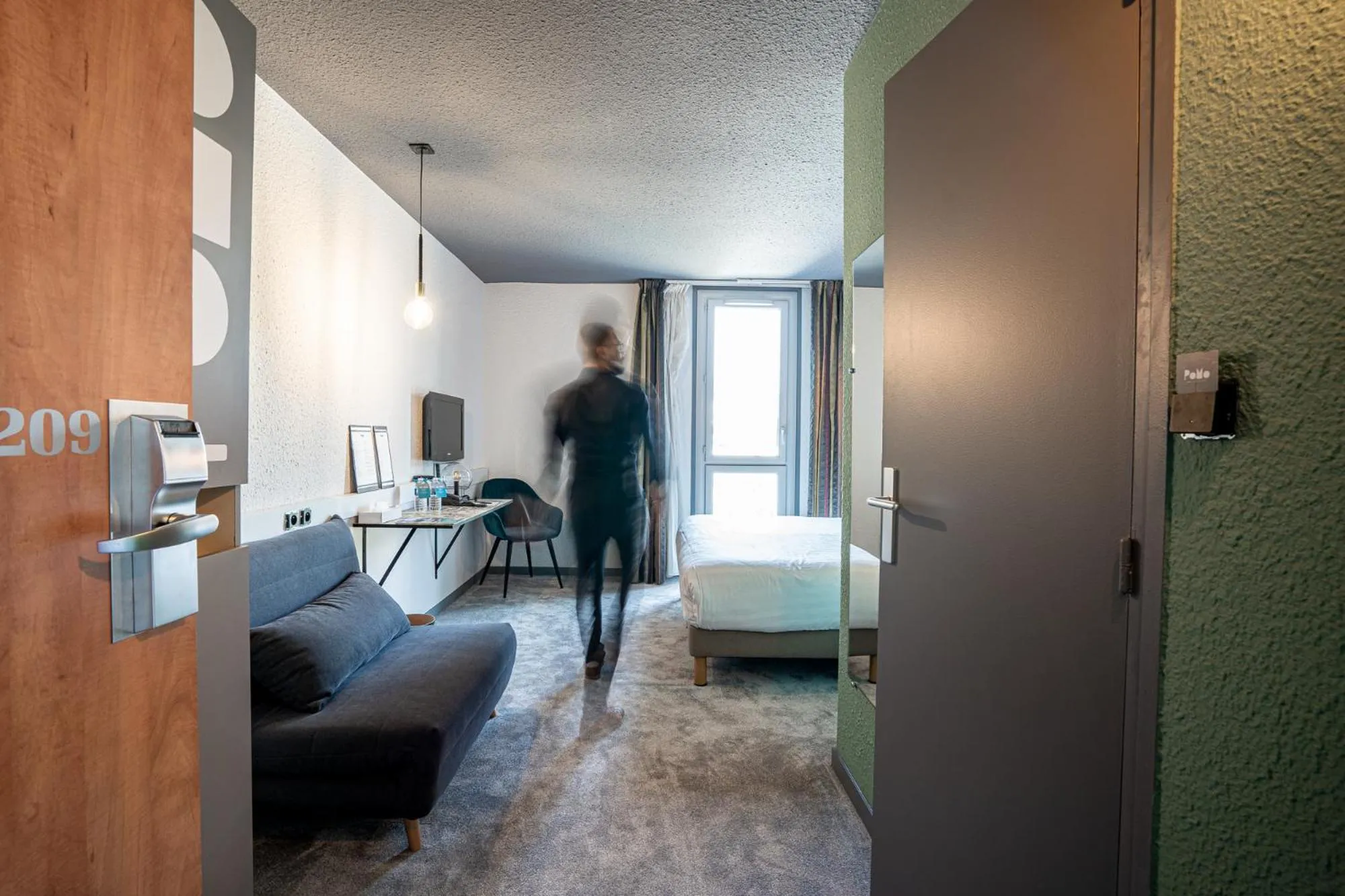 Bedroom, Bed in PoMo Hôtel & Restaurant