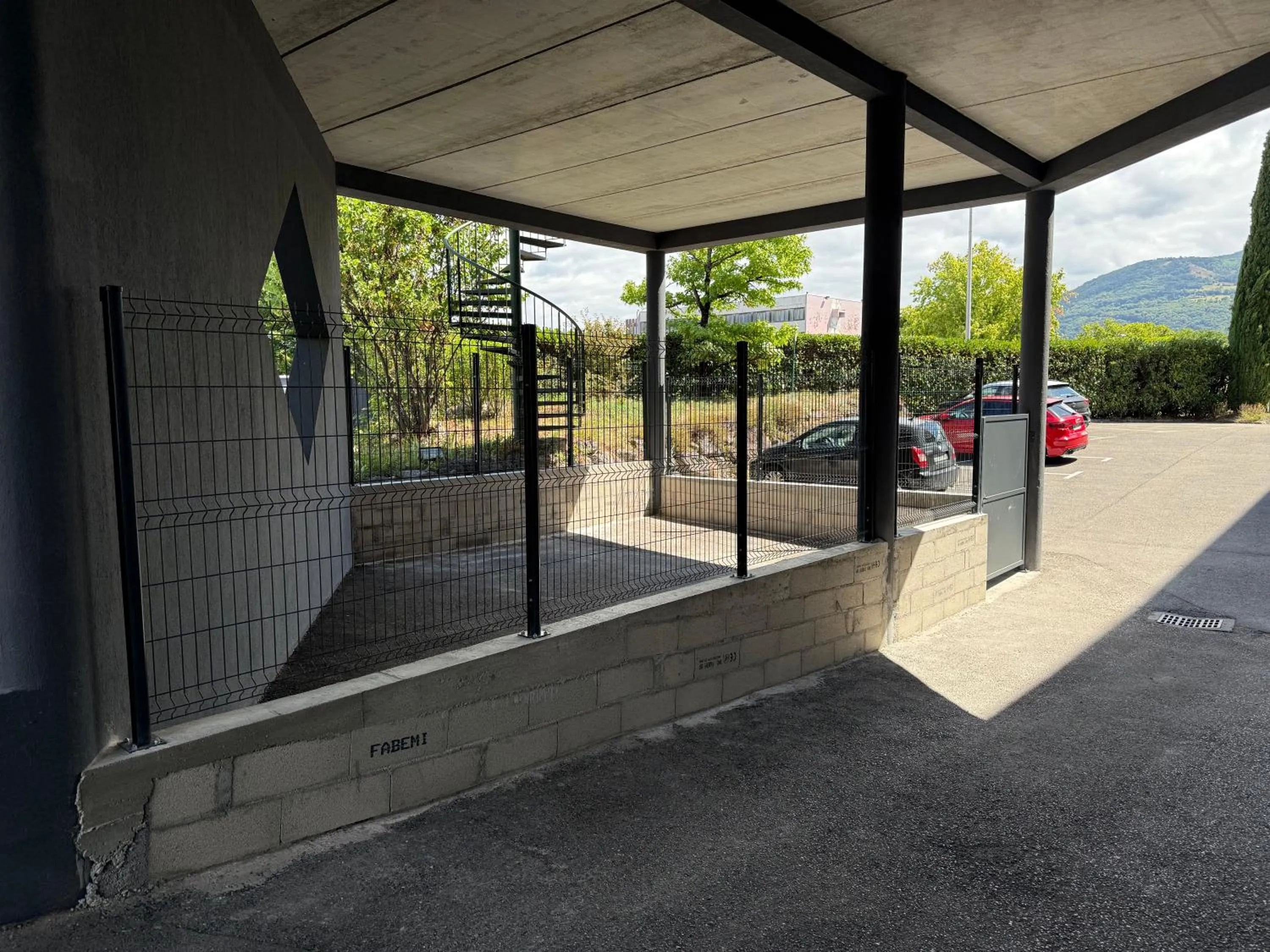 Parking in PoMo Hôtel & Restaurant