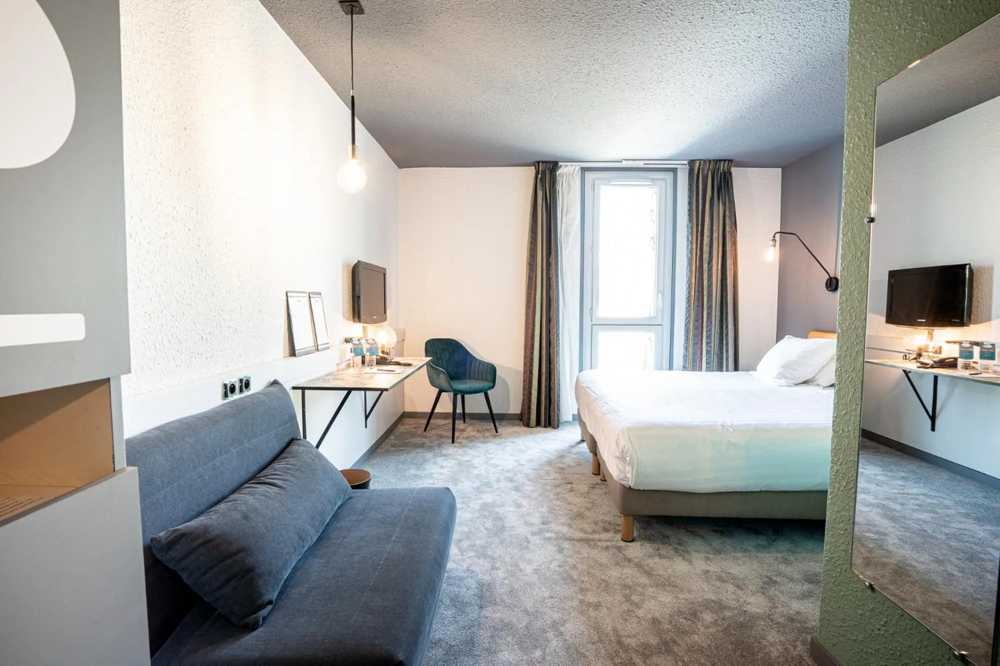 Photo of the whole room, Bed in PoMo Hôtel & Restaurant