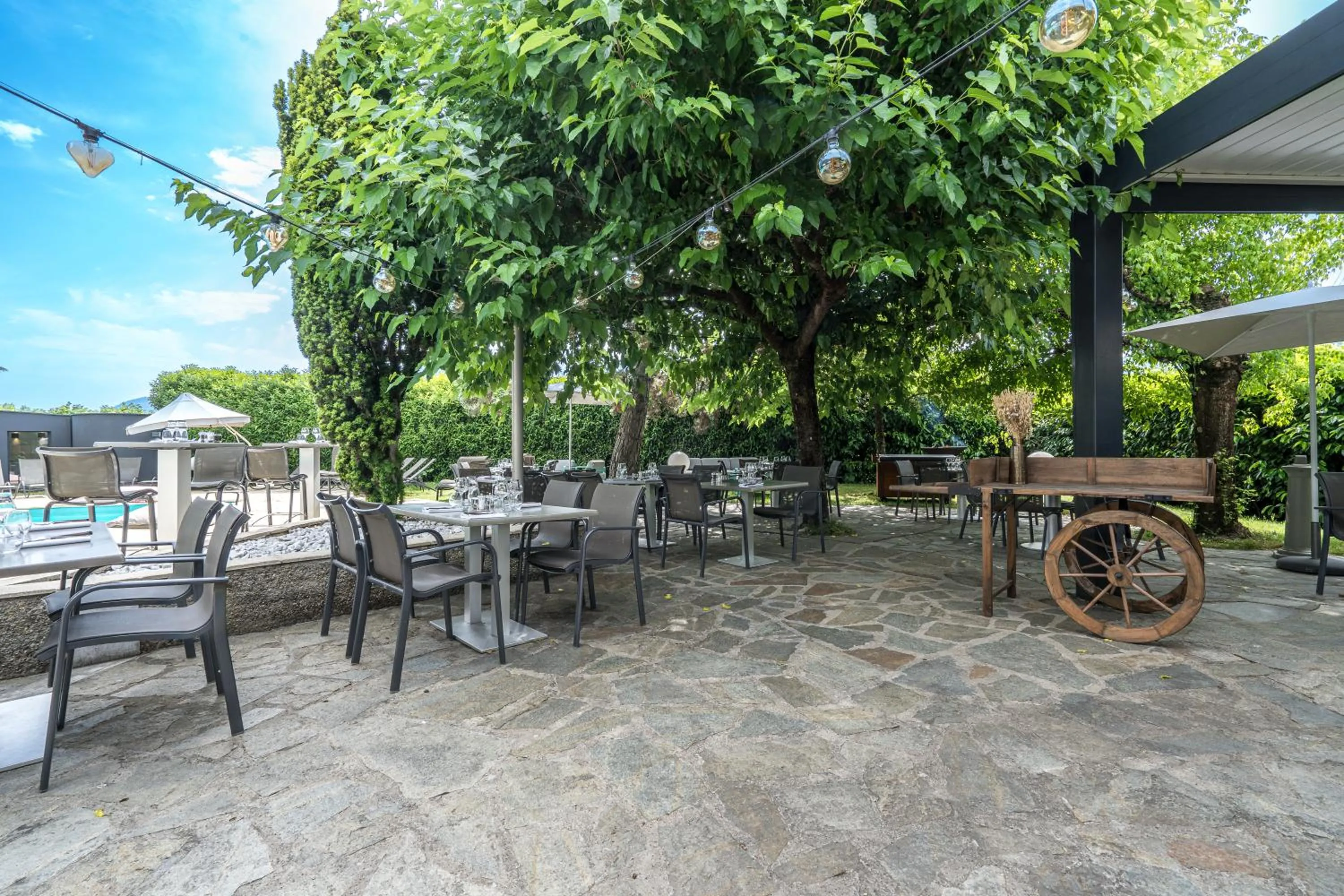 Garden view in PoMo Hôtel & Restaurant