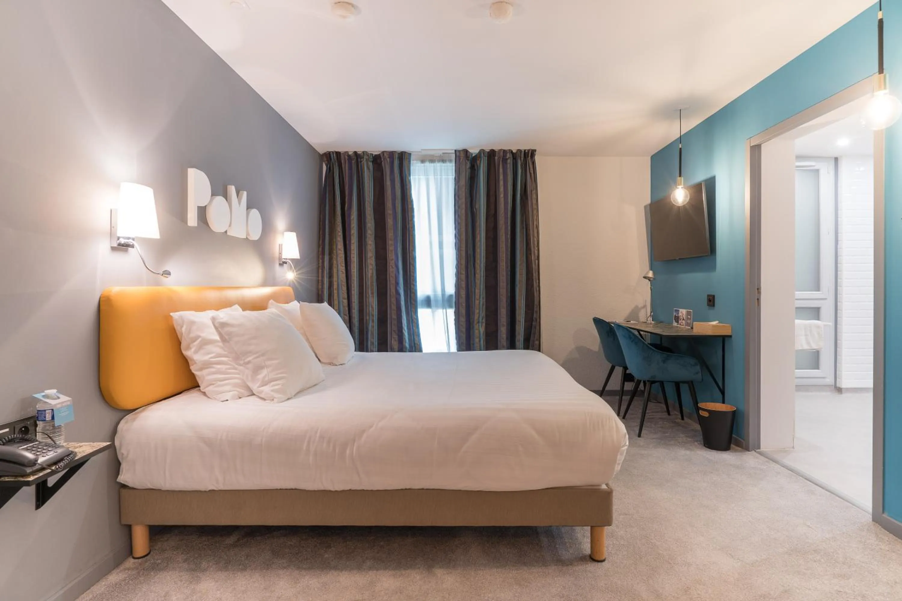 Bedroom, Bed in PoMo Hôtel & Restaurant