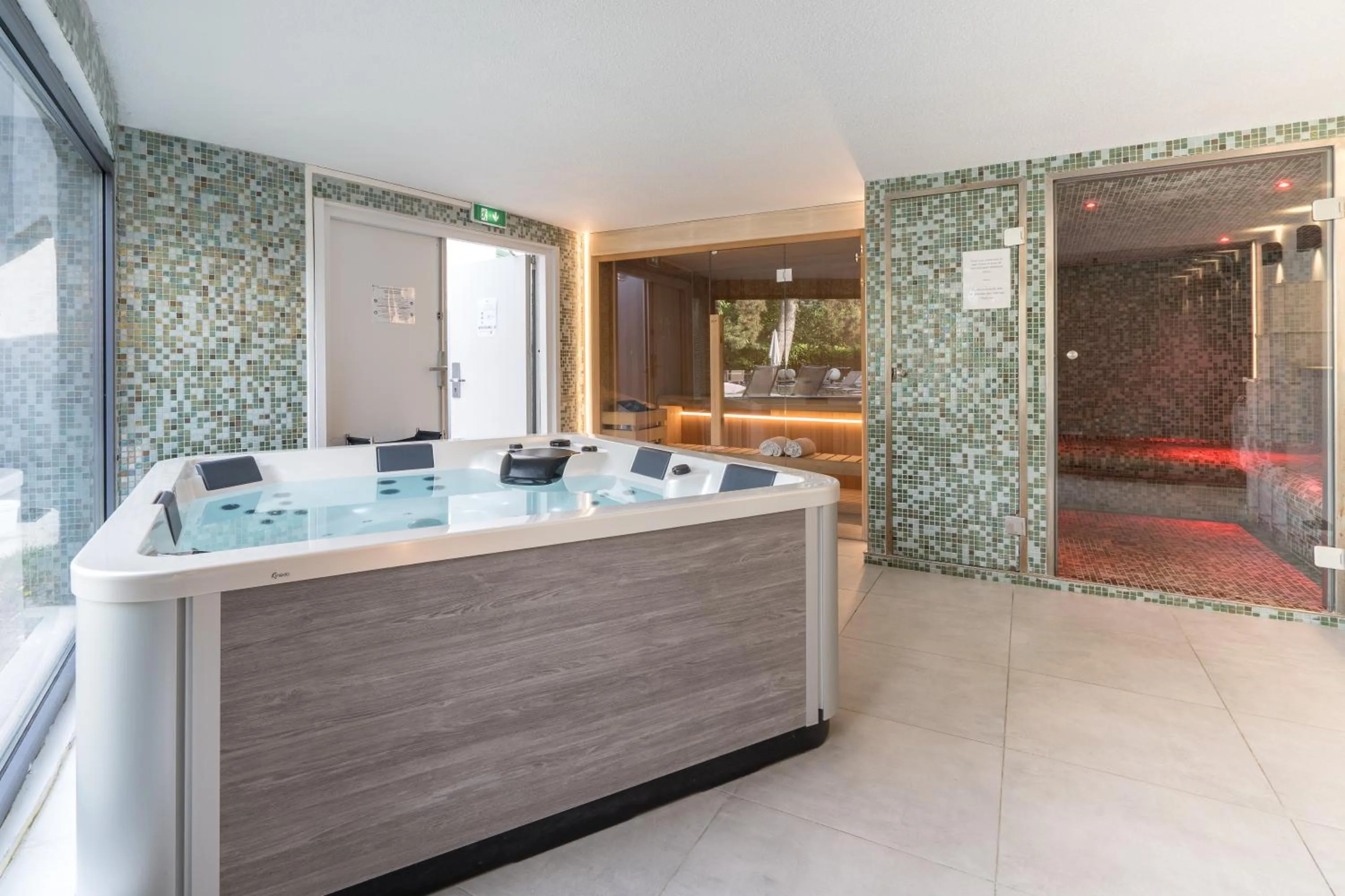 Hot Tub in PoMo Hôtel & Restaurant