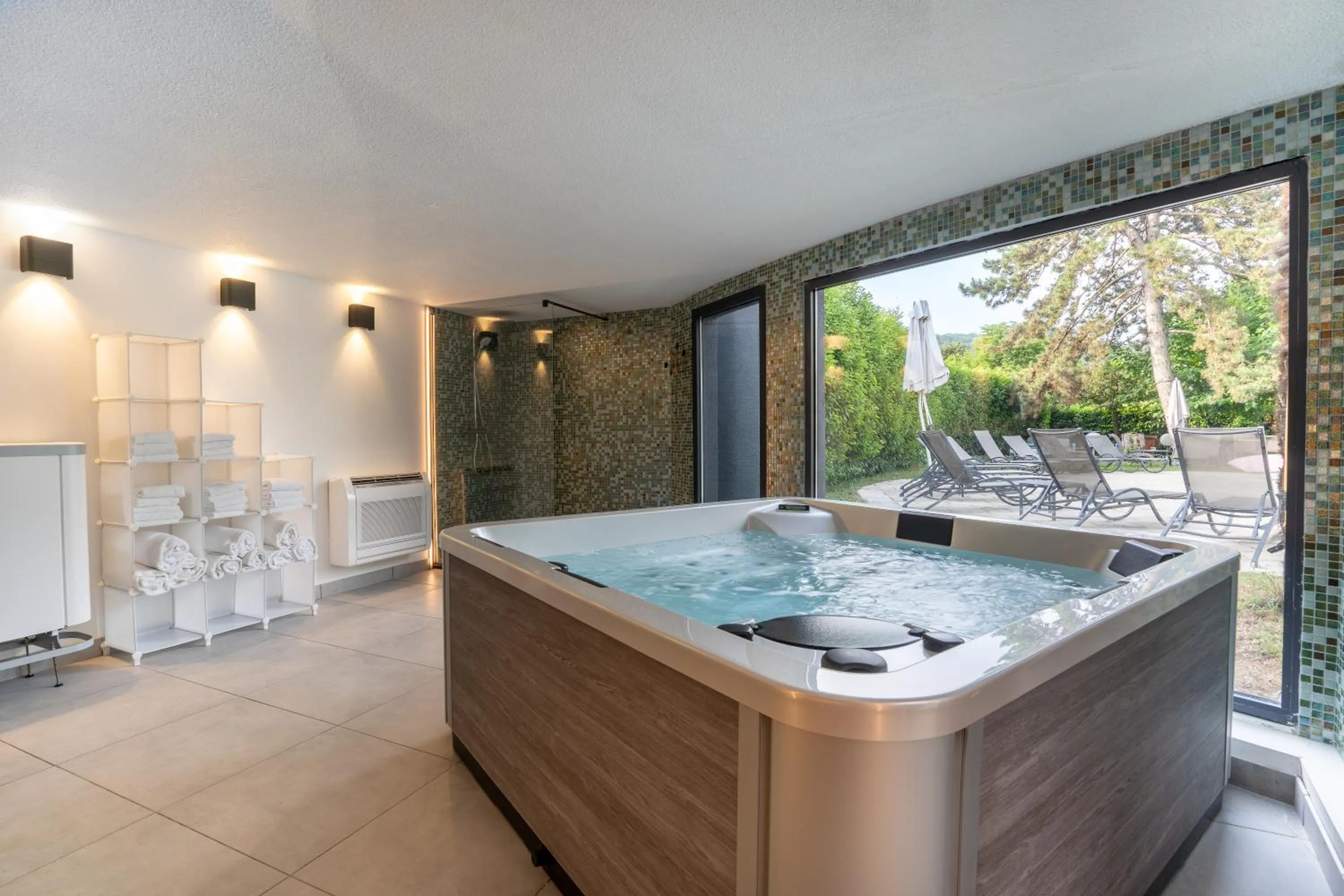 Hot Tub in PoMo Hôtel & Restaurant