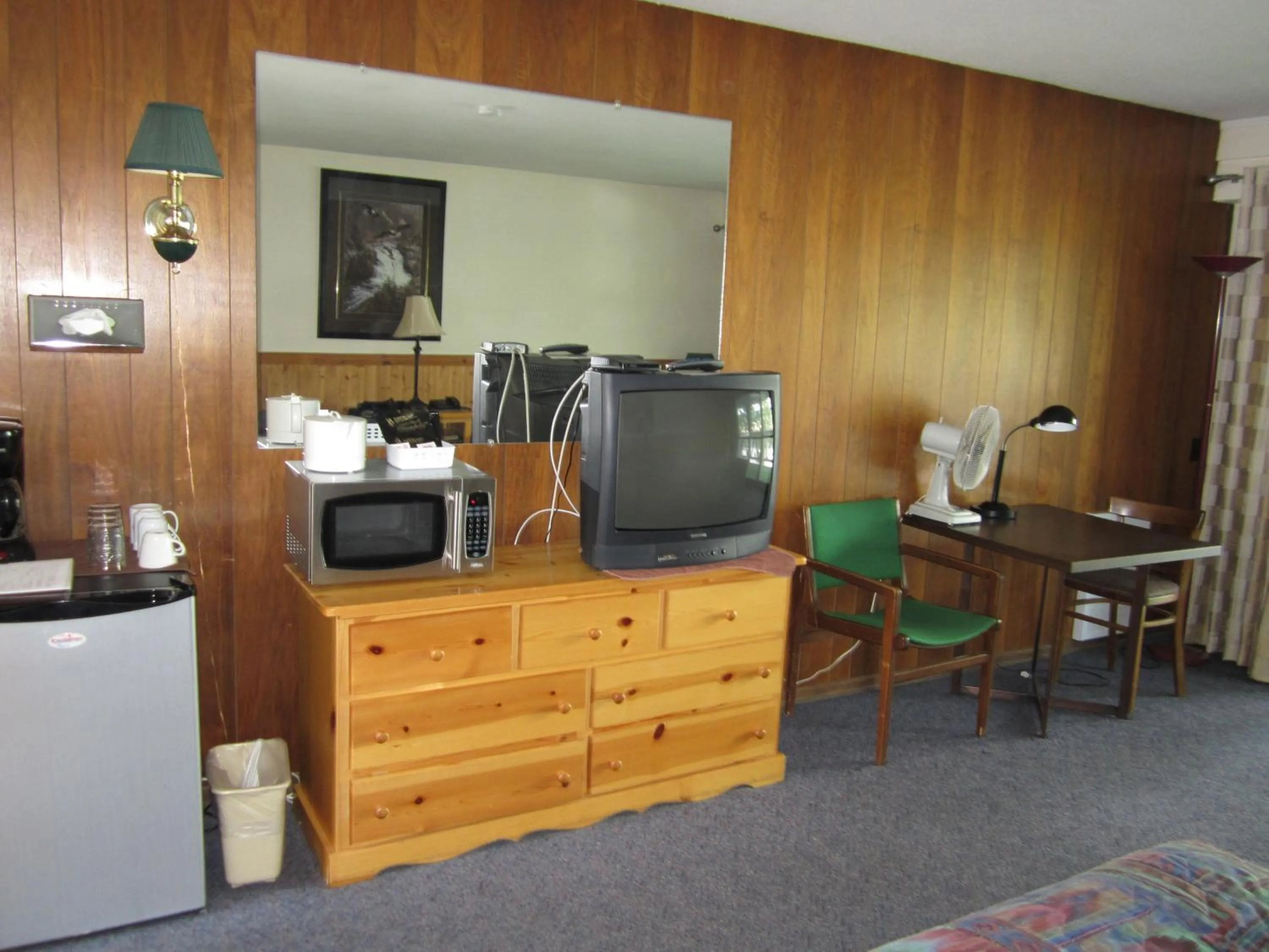 TV and multimedia in Lakeside Motel