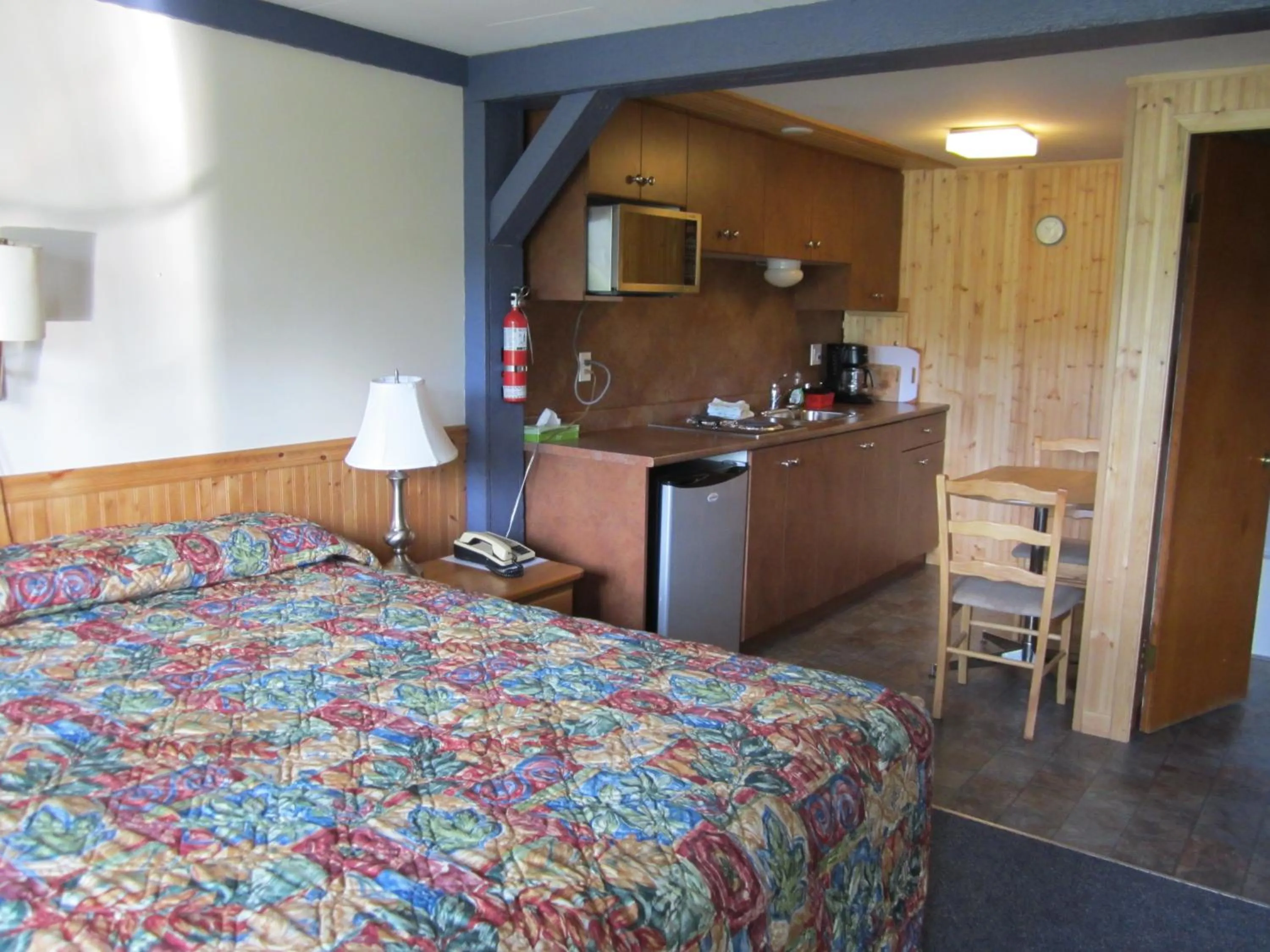 Bedroom, Bed in Lakeside Motel