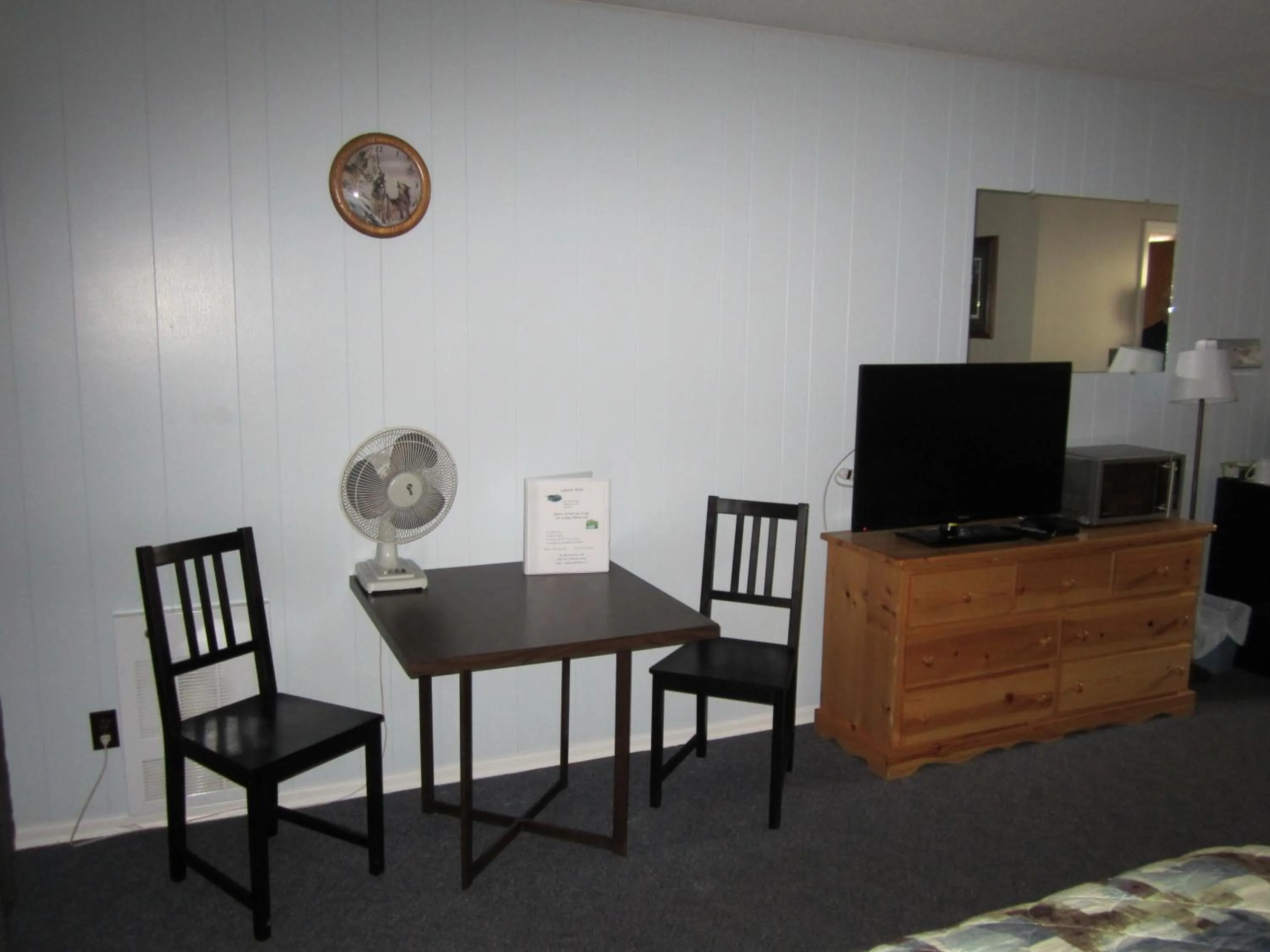 Dining area in Lakeside Motel