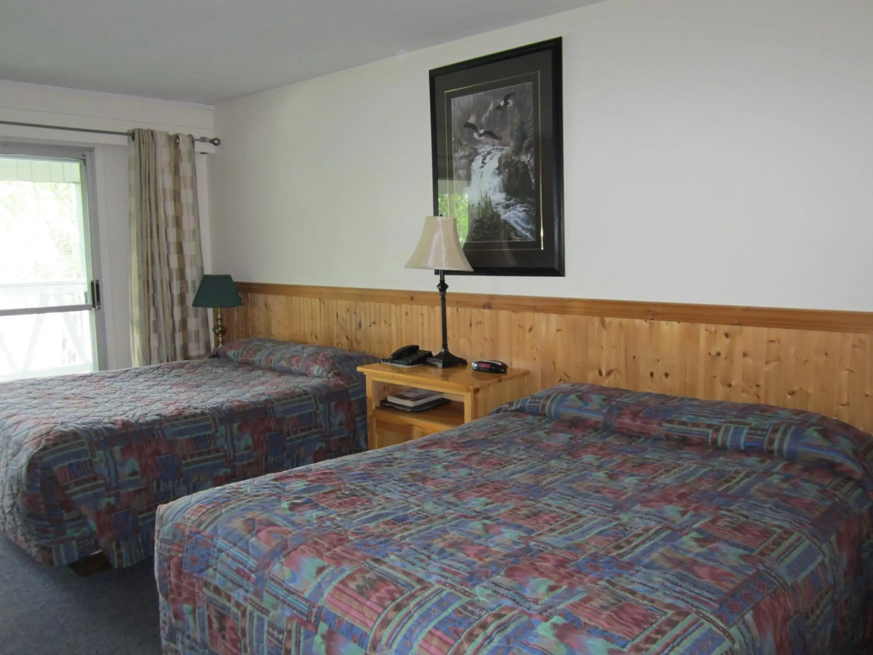 Queen Room with Two Queen Beds in Lakeside Motel Queen Room with Two Queen Beds in Lakeside Motel