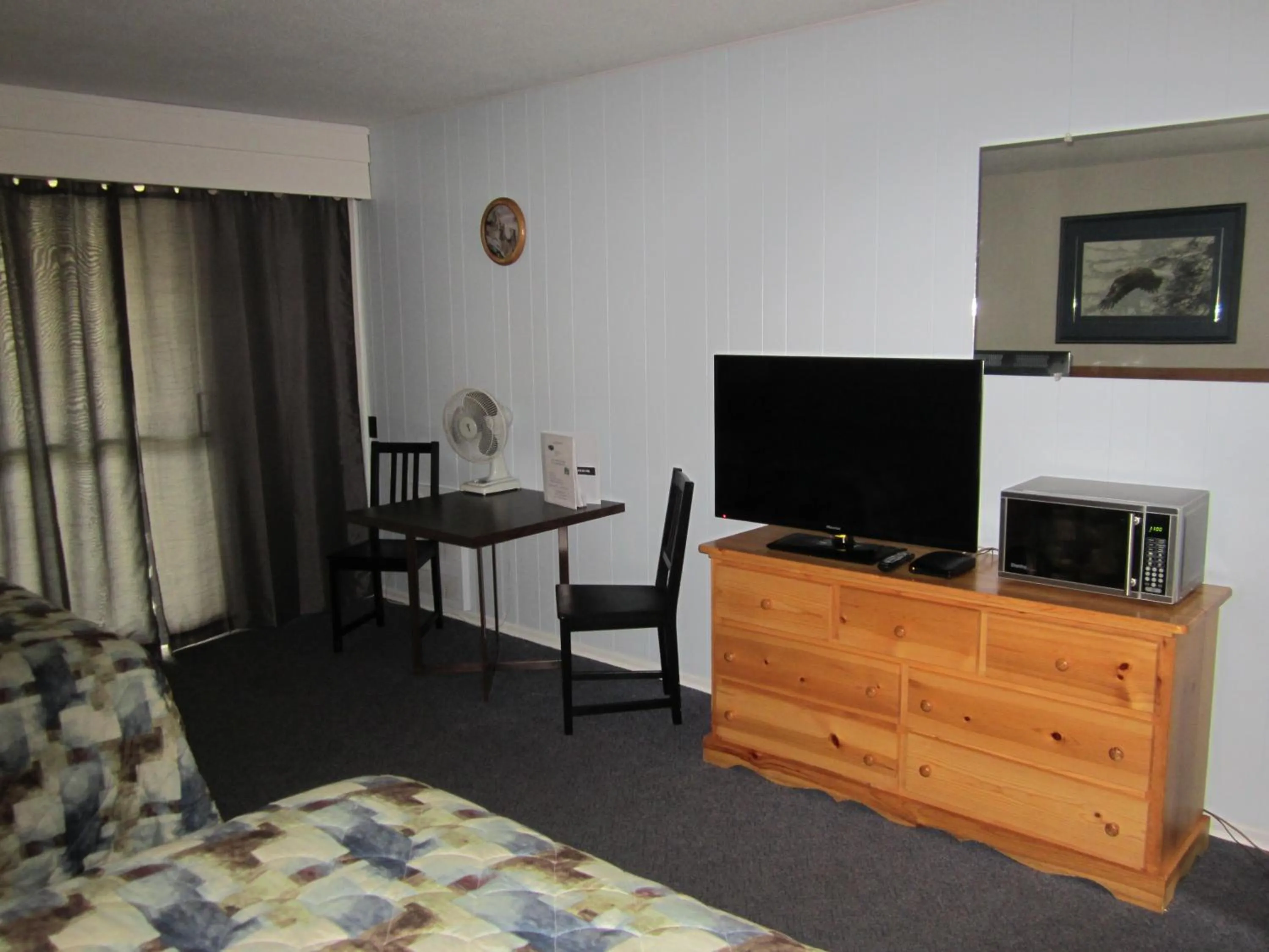 TV and multimedia, Bed in Lakeside Motel