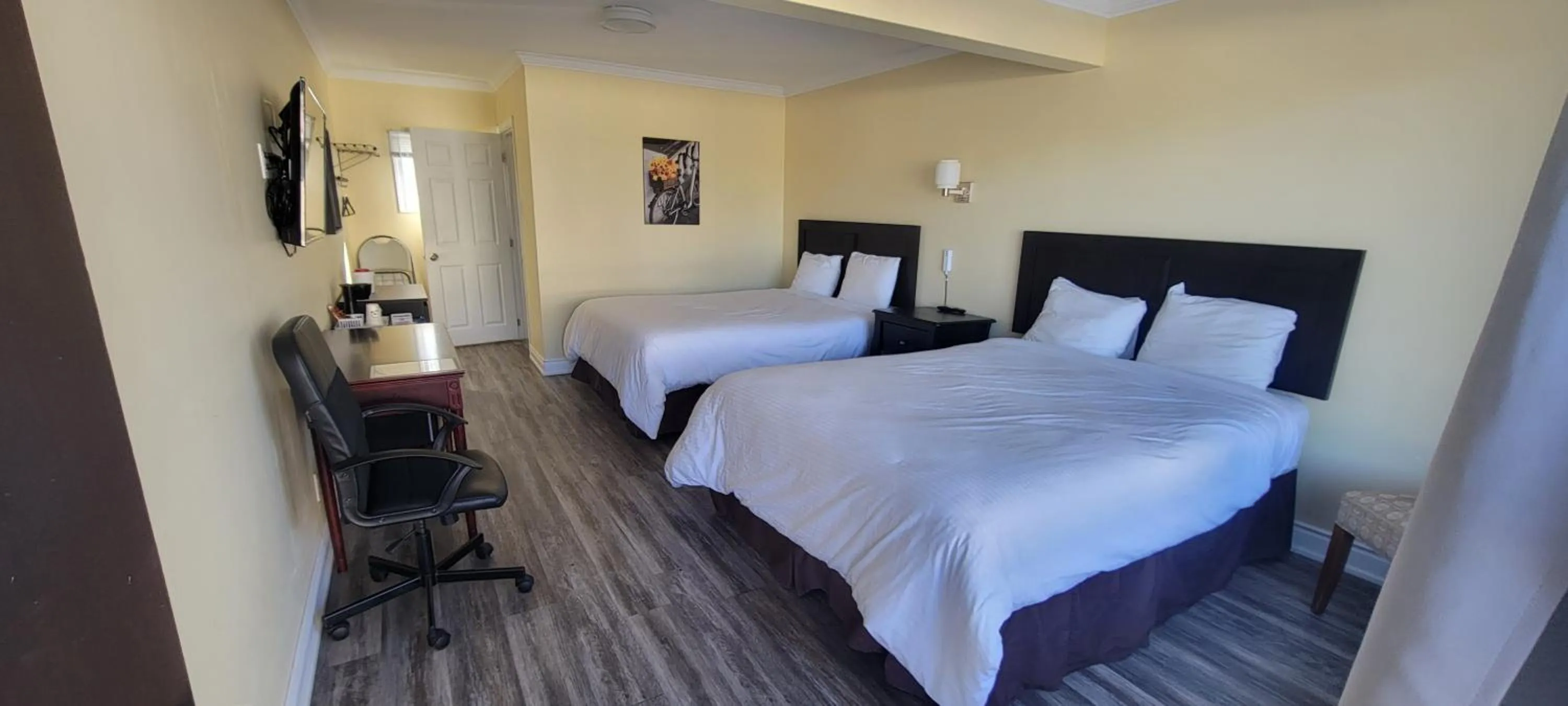 Photo of the whole room, Bed in North Shore Wayside Inn