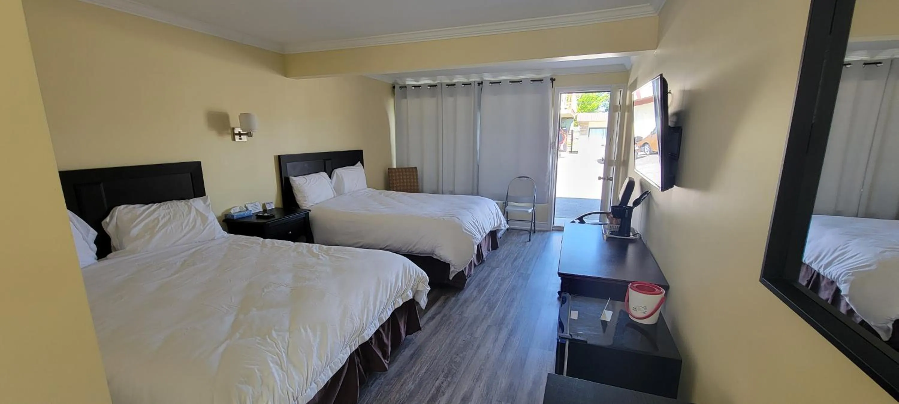 Photo of the whole room, Bed in North Shore Wayside Inn