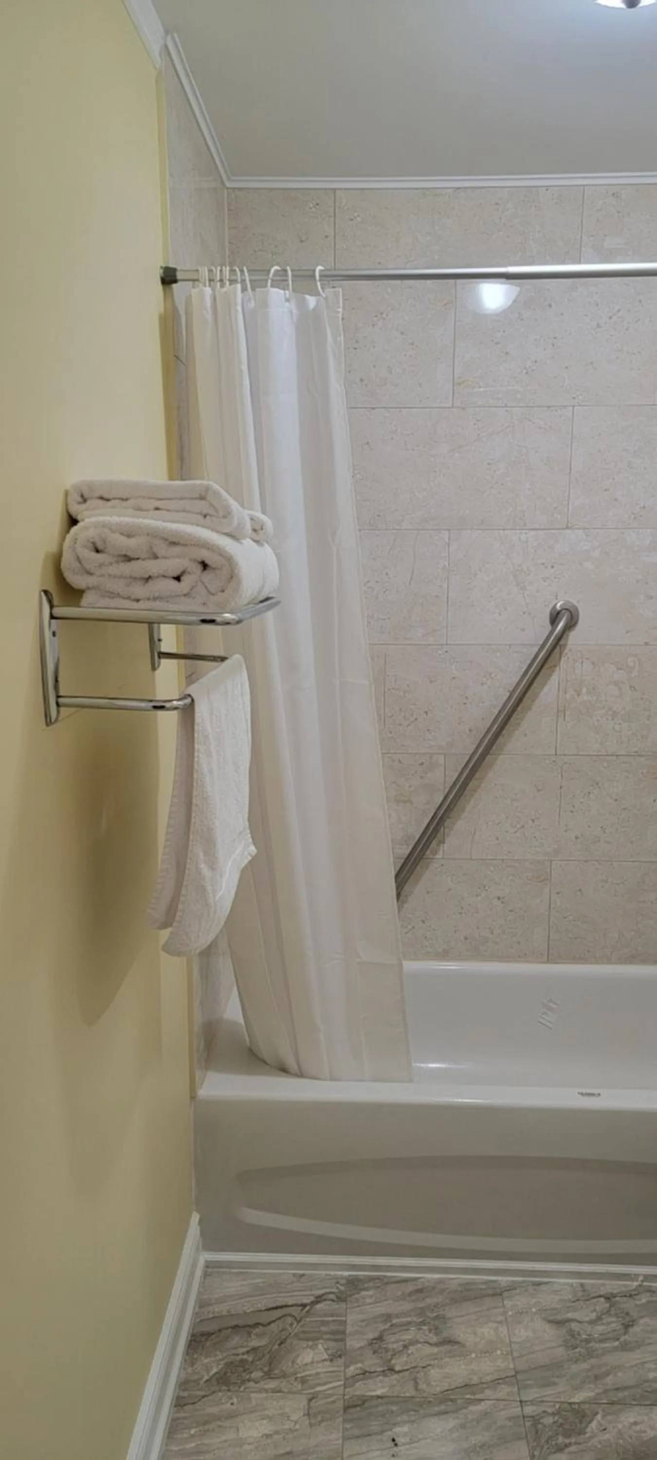 towels in North Shore Wayside Inn