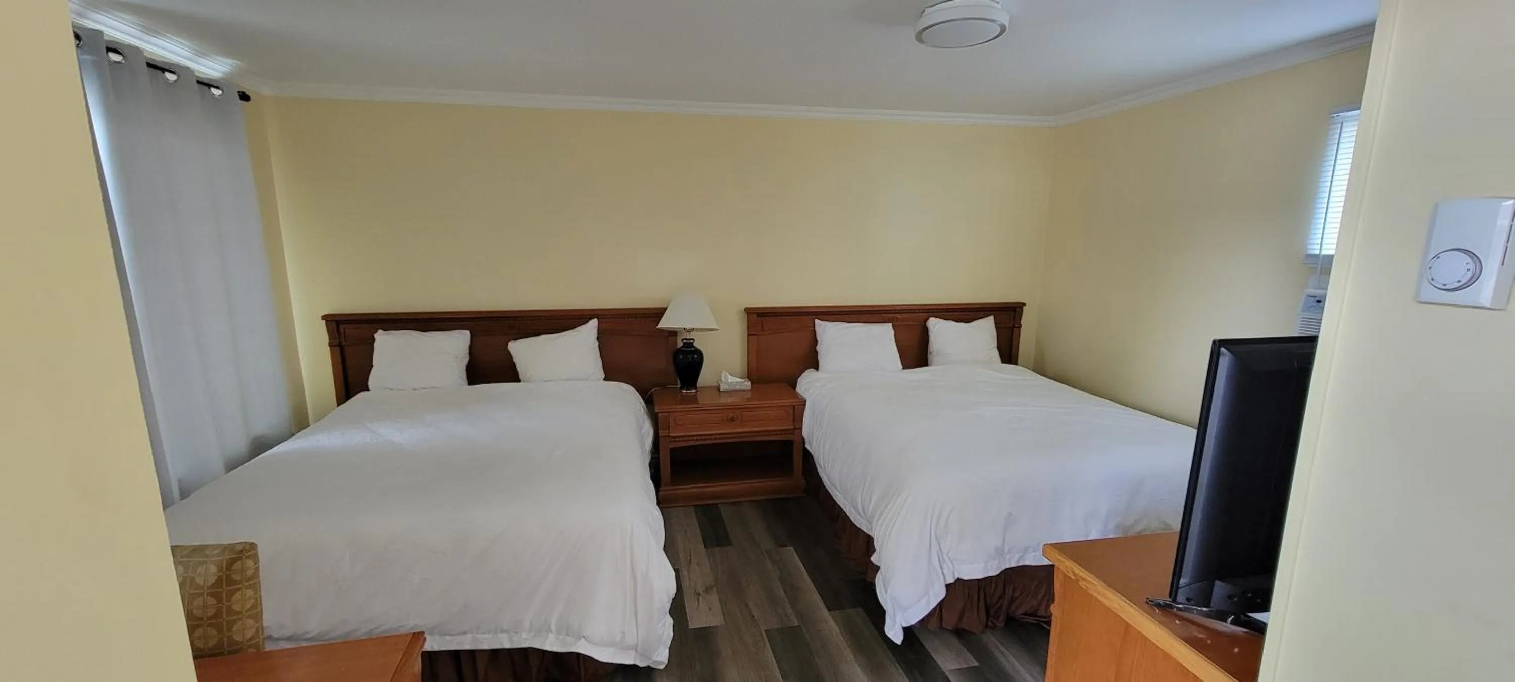 Bedroom, Bed in North Shore Wayside Inn