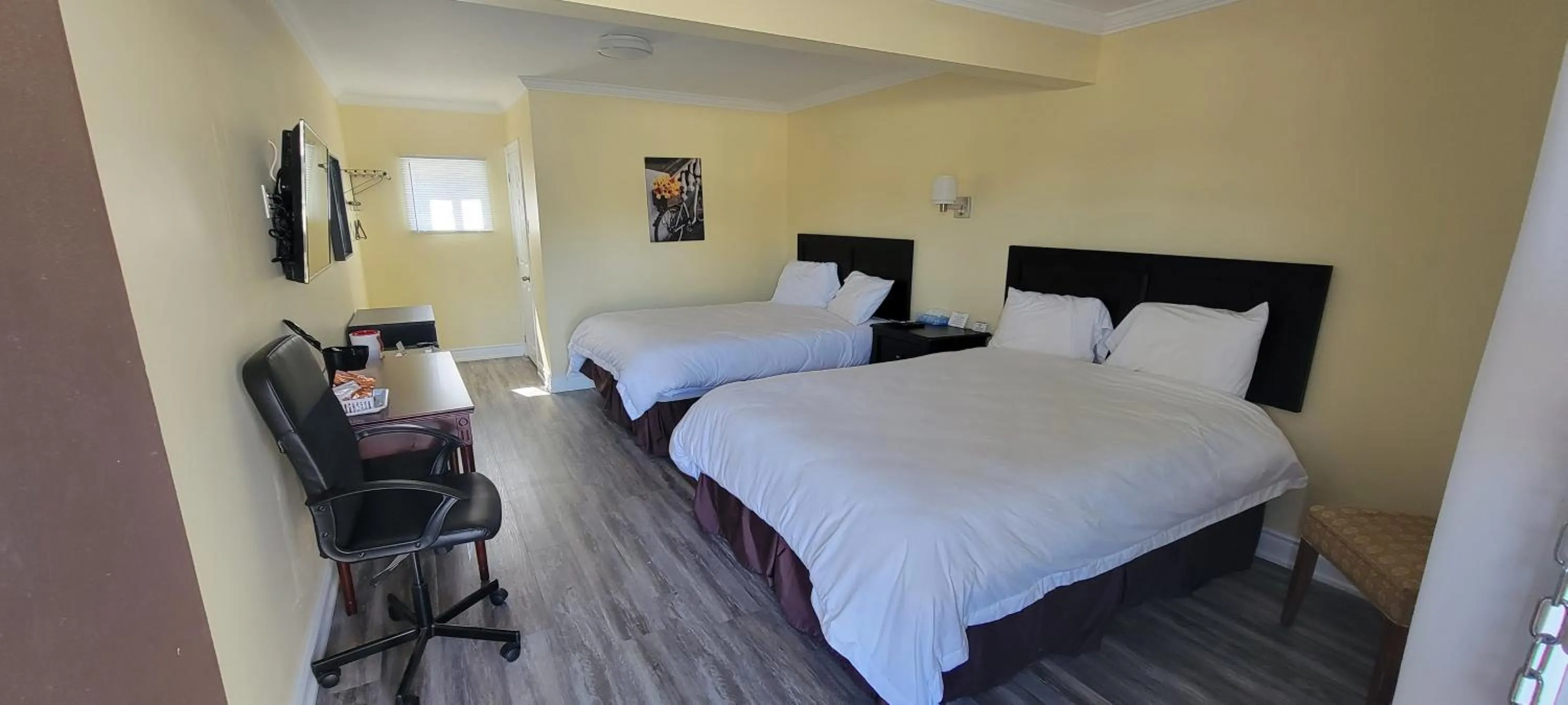 Bed in North Shore Wayside Inn