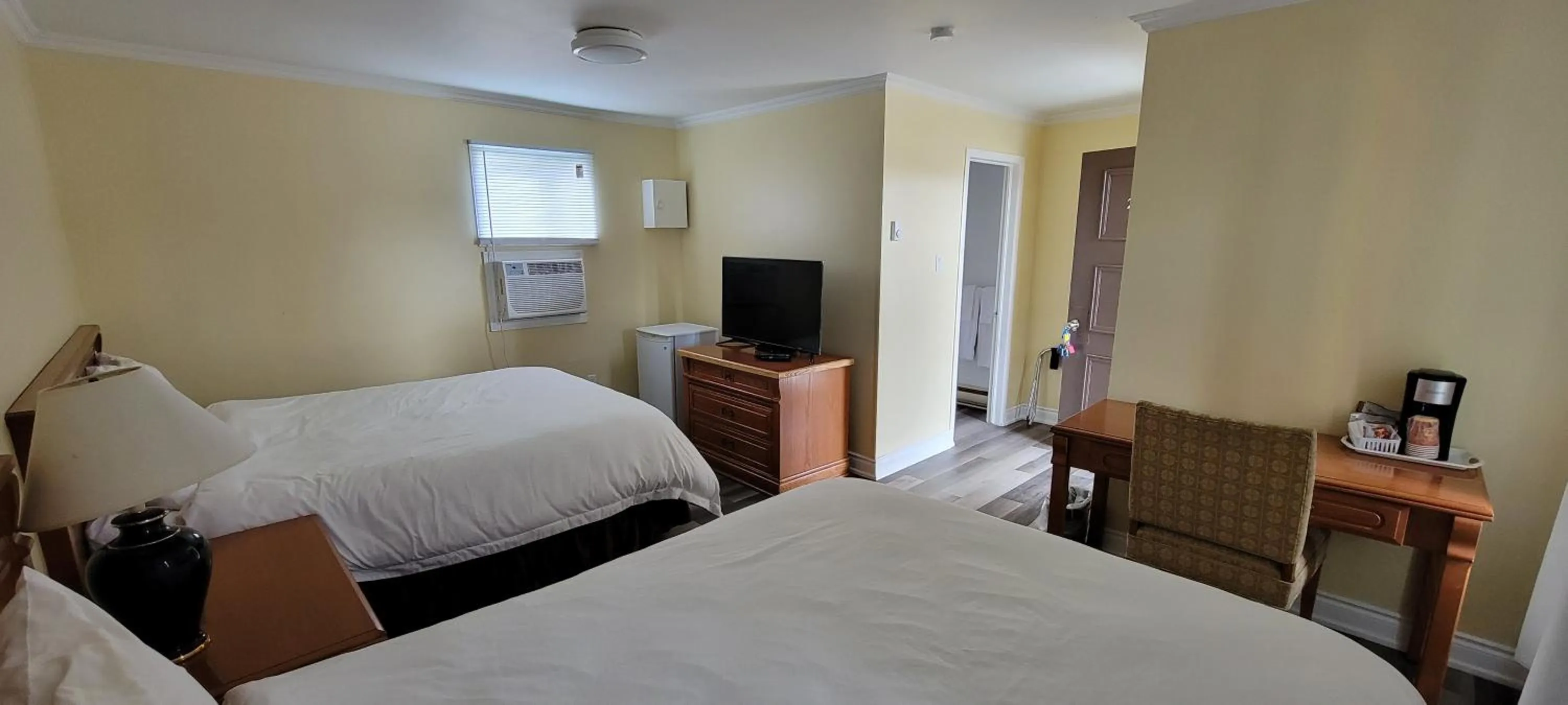 Bed in North Shore Wayside Inn