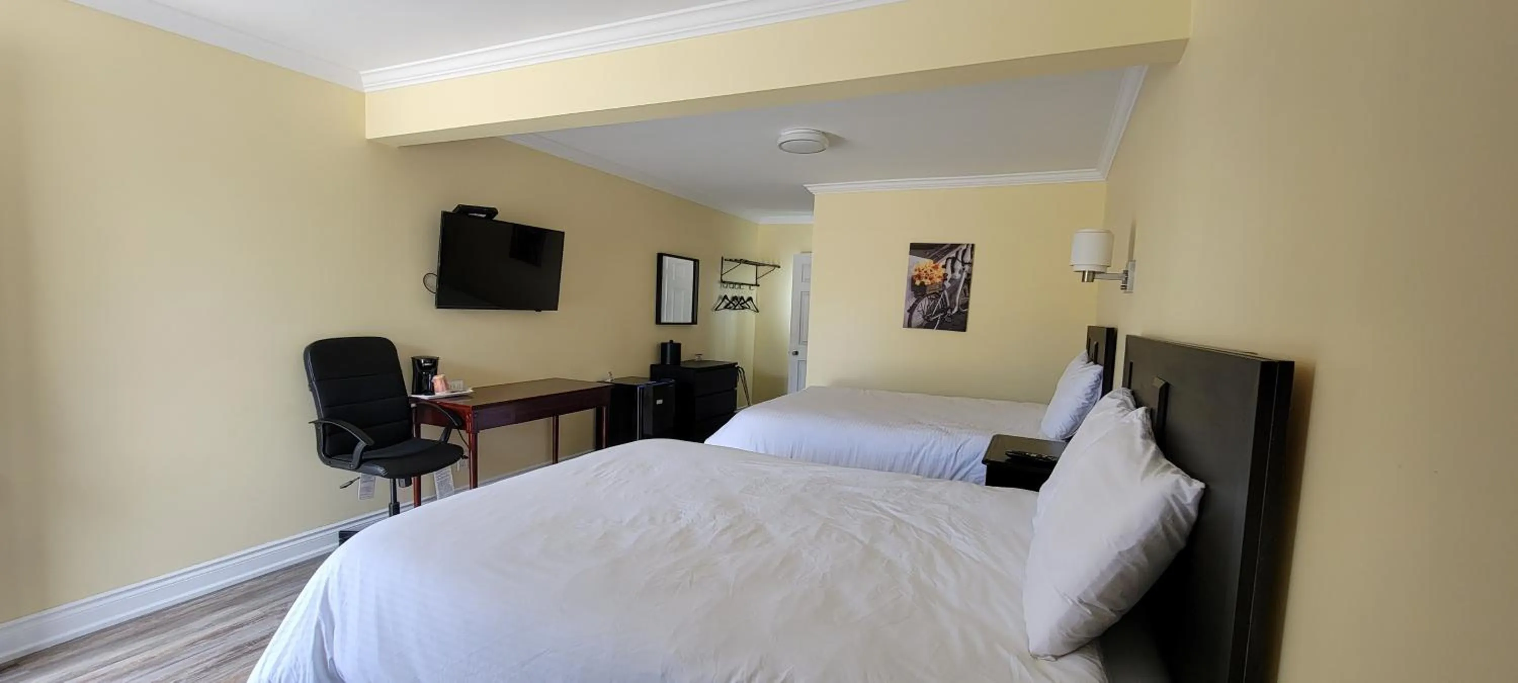 Photo of the whole room, Bed in North Shore Wayside Inn