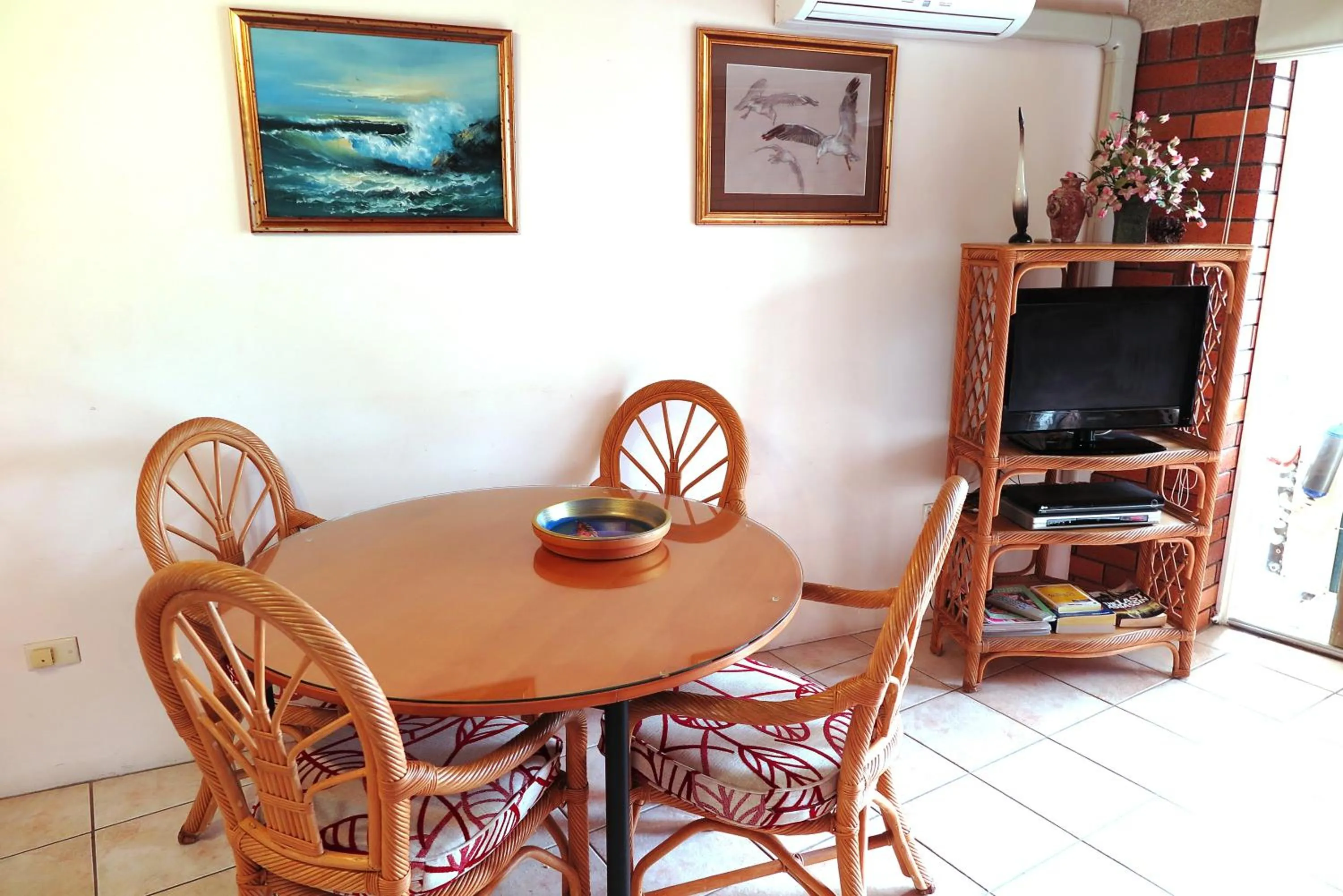 Dining area in Northpoint Holiday Apartments
