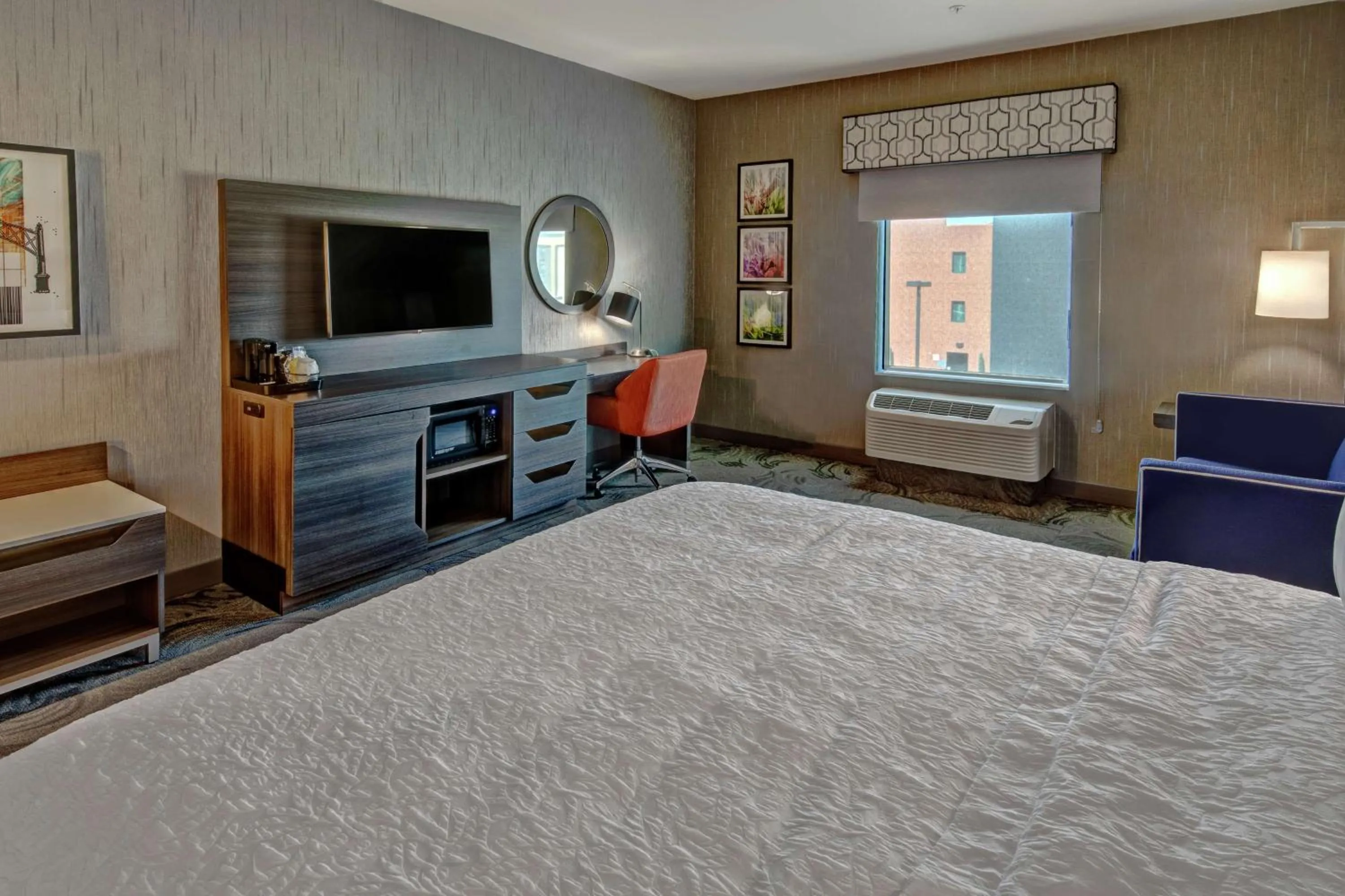 Bed in Hampton Inn Fresno Airport