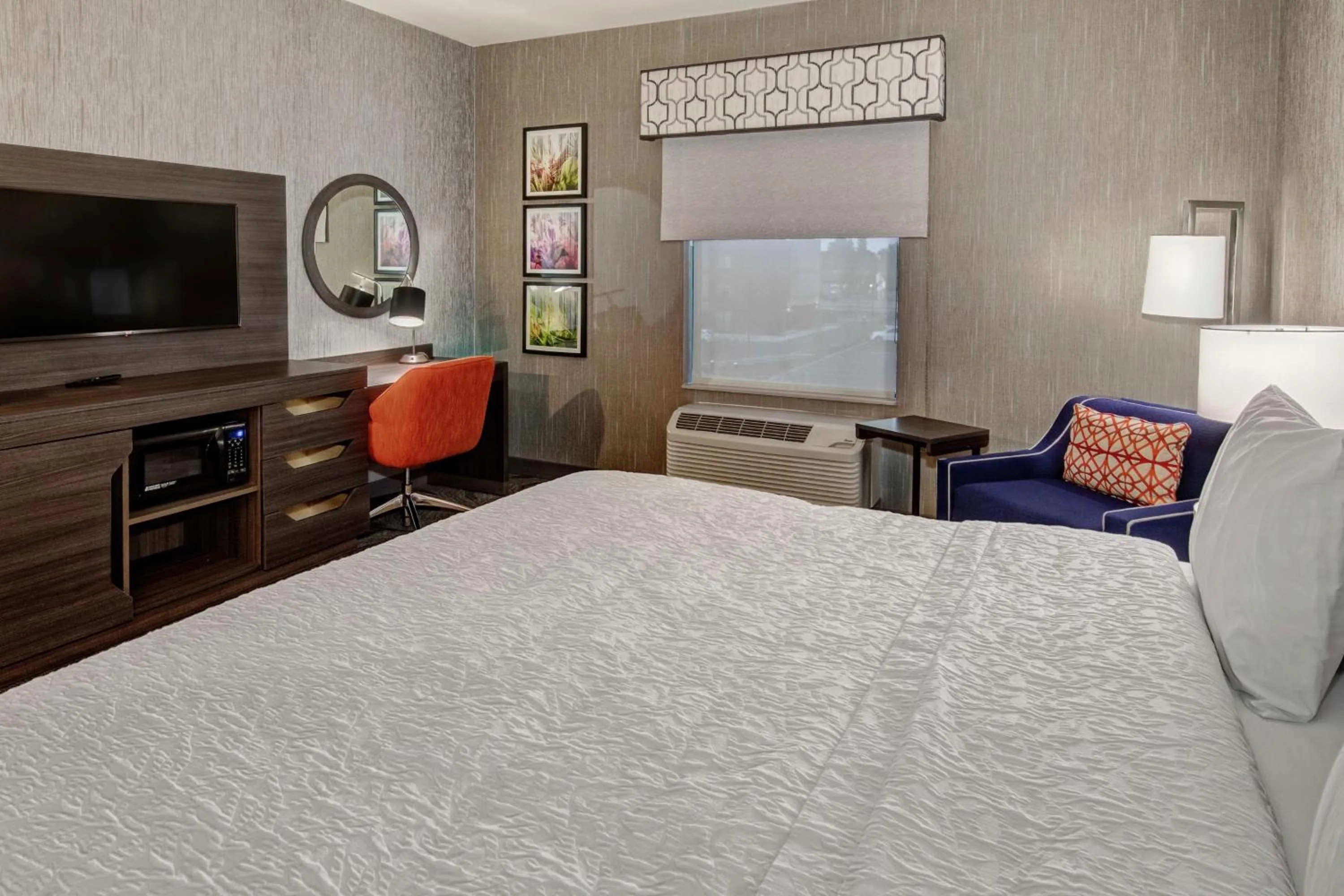 Bed in Hampton Inn Fresno Airport